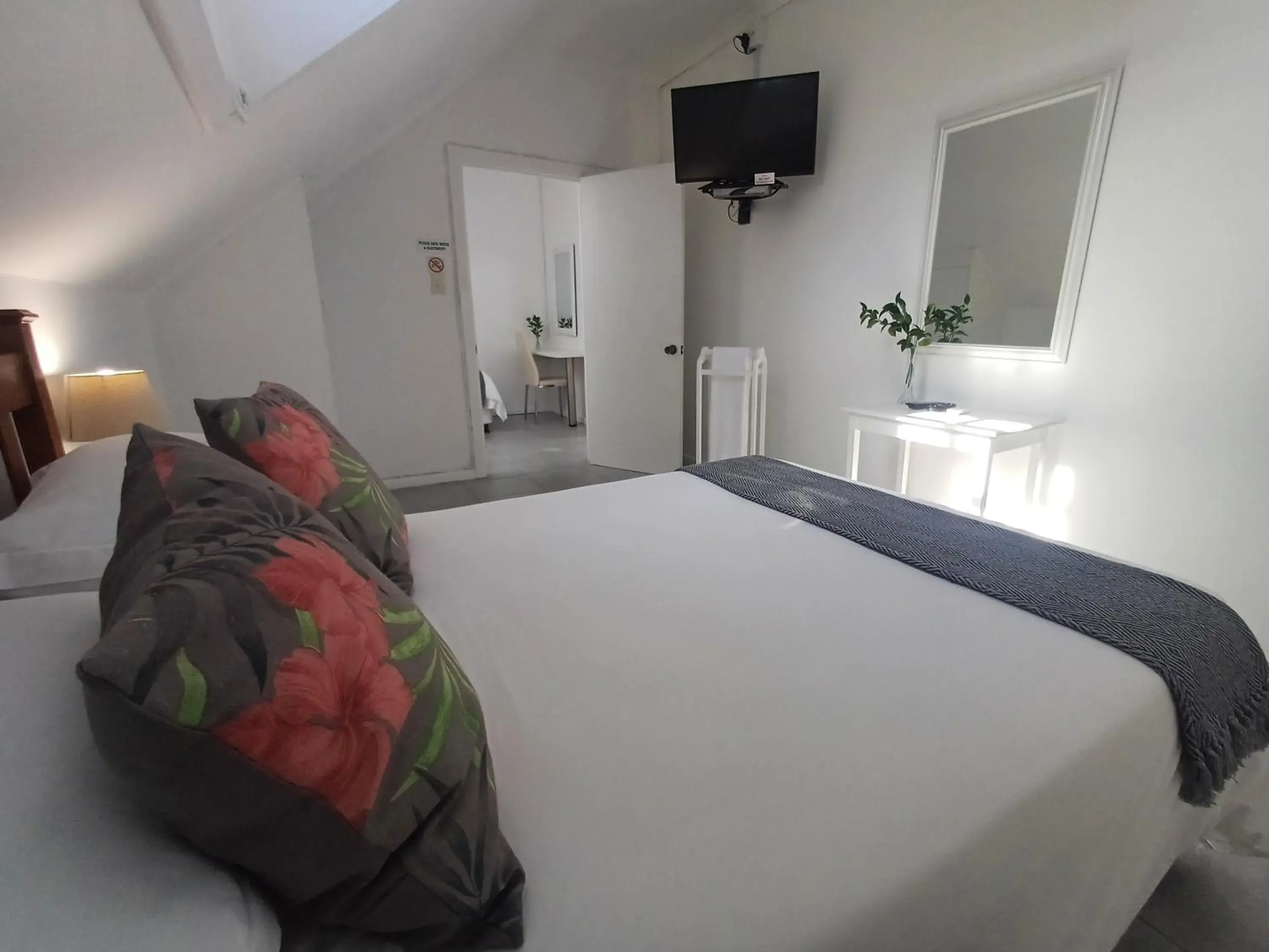 Family Room 5 with Private Bathroom - single occupancy in Millard Crescent Guest House Family Room 5 with Private Bathroom - single occupancy in Millard Crescent Guest House