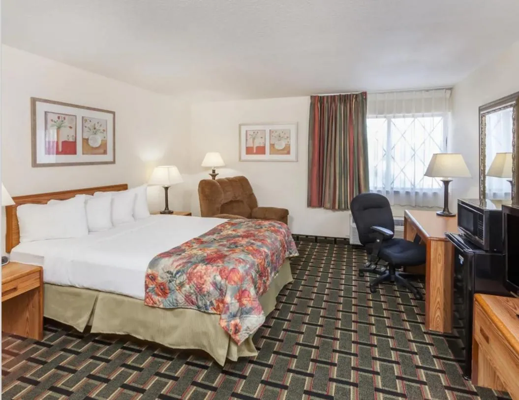 Bed in Fairbridge Inn Express Decatur Forsyth IL