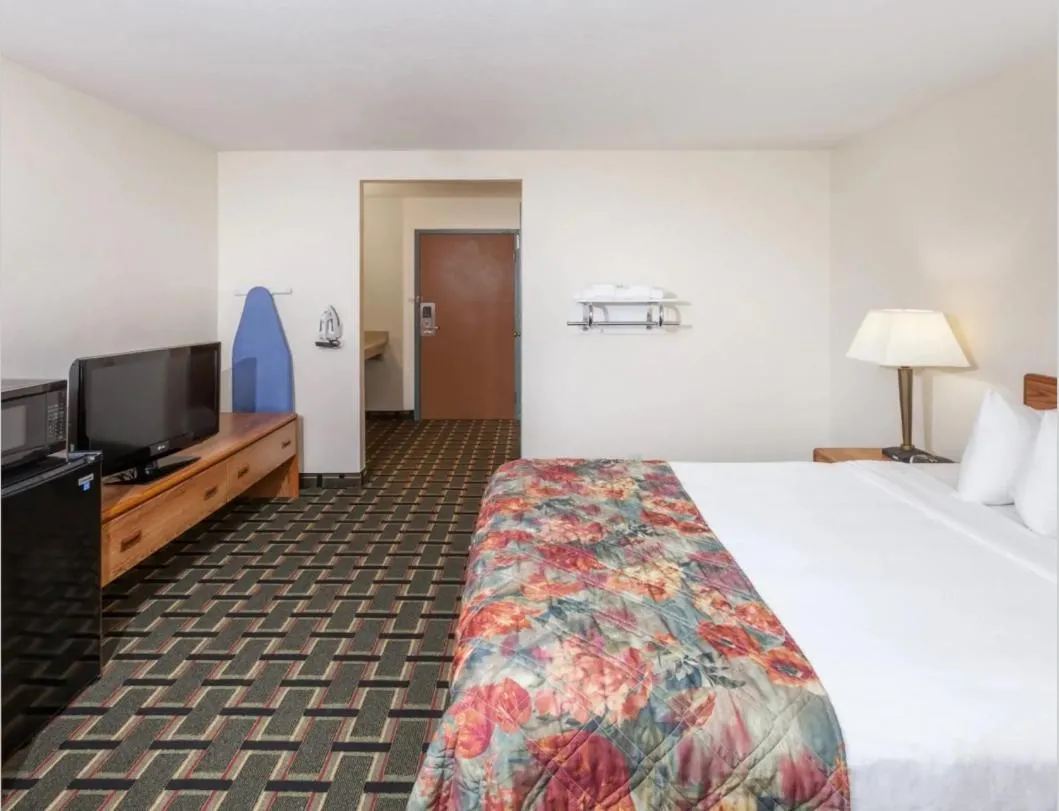 Bed in Fairbridge Inn Express Decatur Forsyth IL