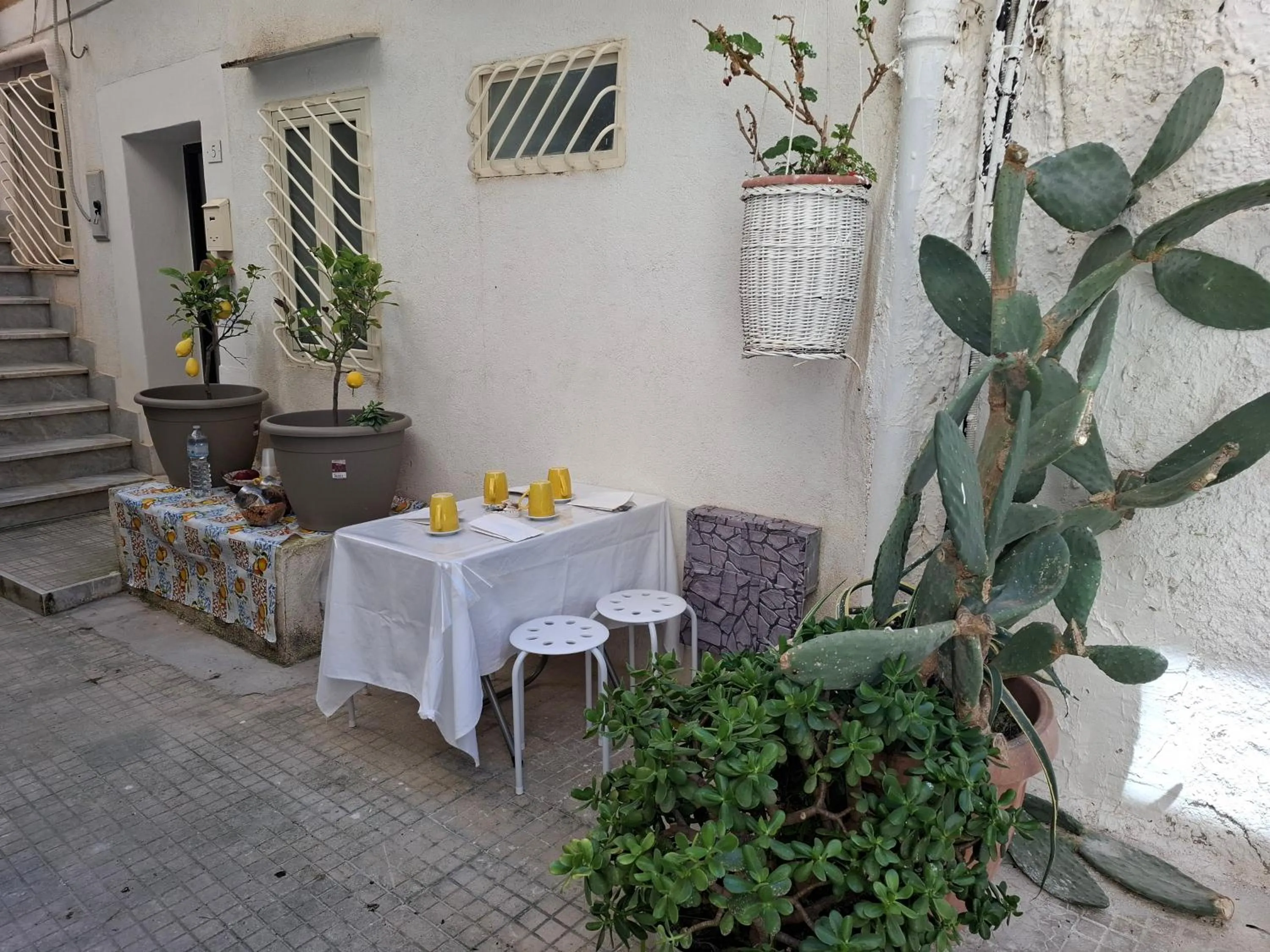 Patio in B&B Al Dammuso