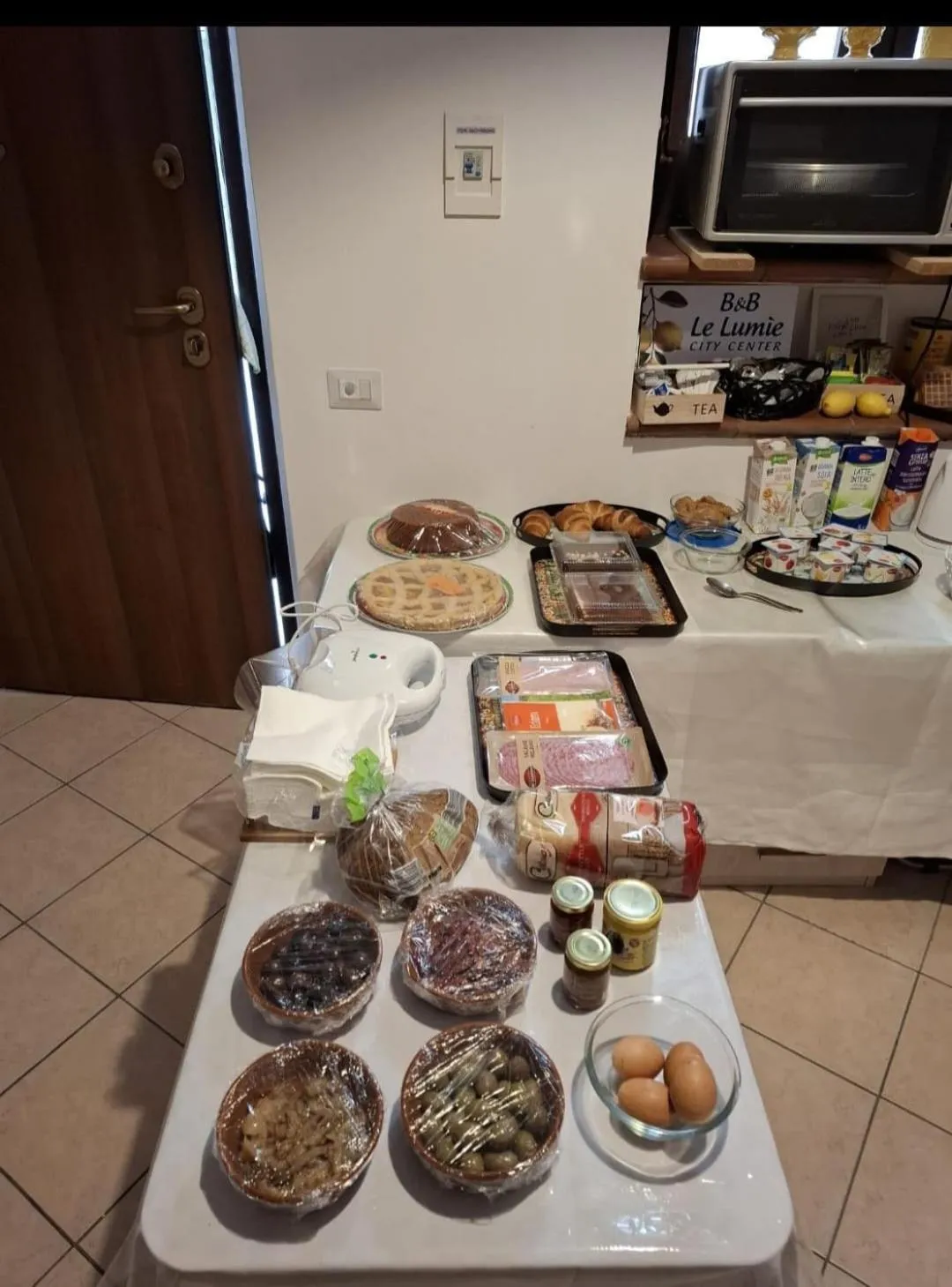 Buffet breakfast in B&B Al Dammuso