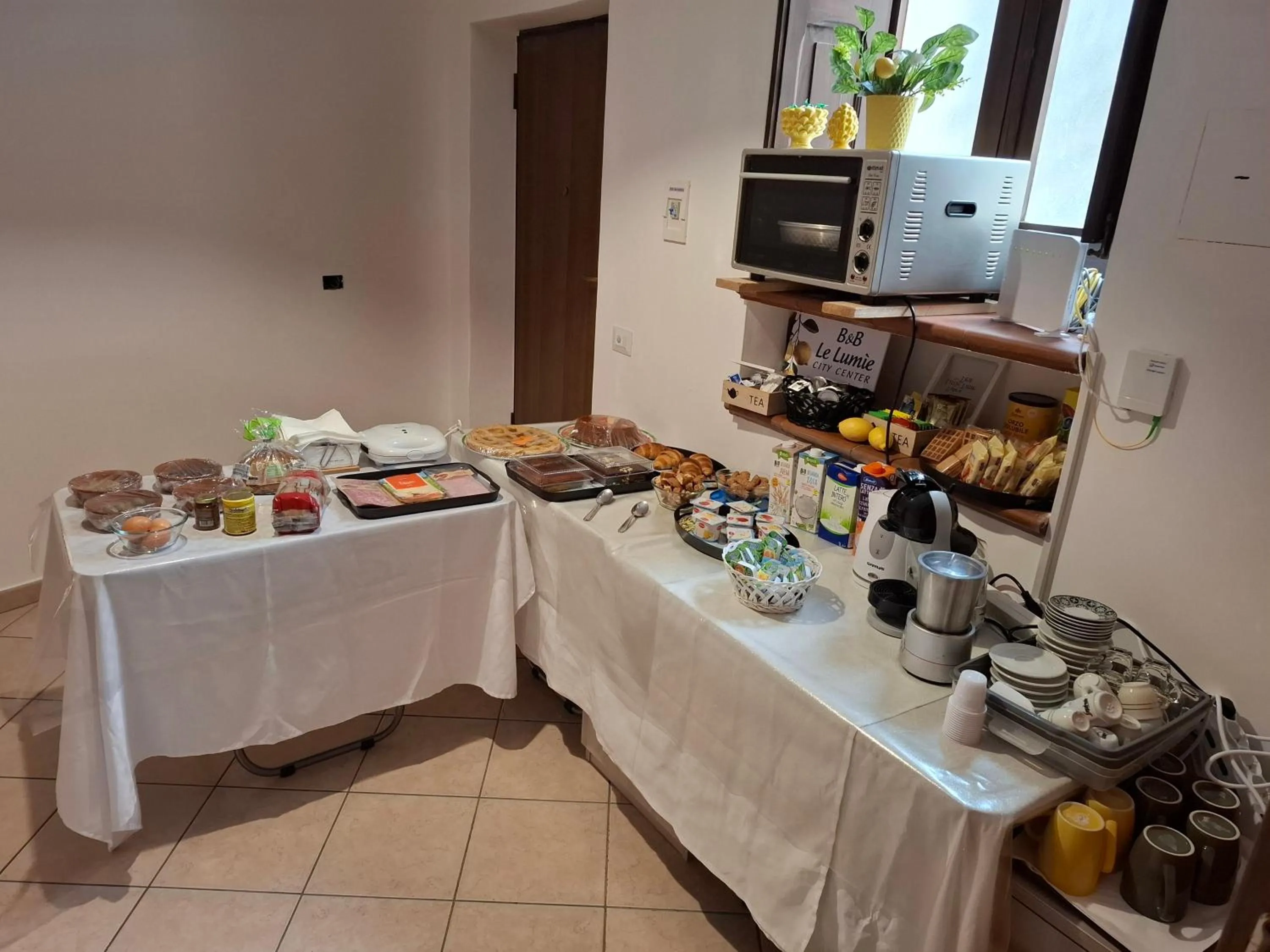 Buffet breakfast in B&B Al Dammuso