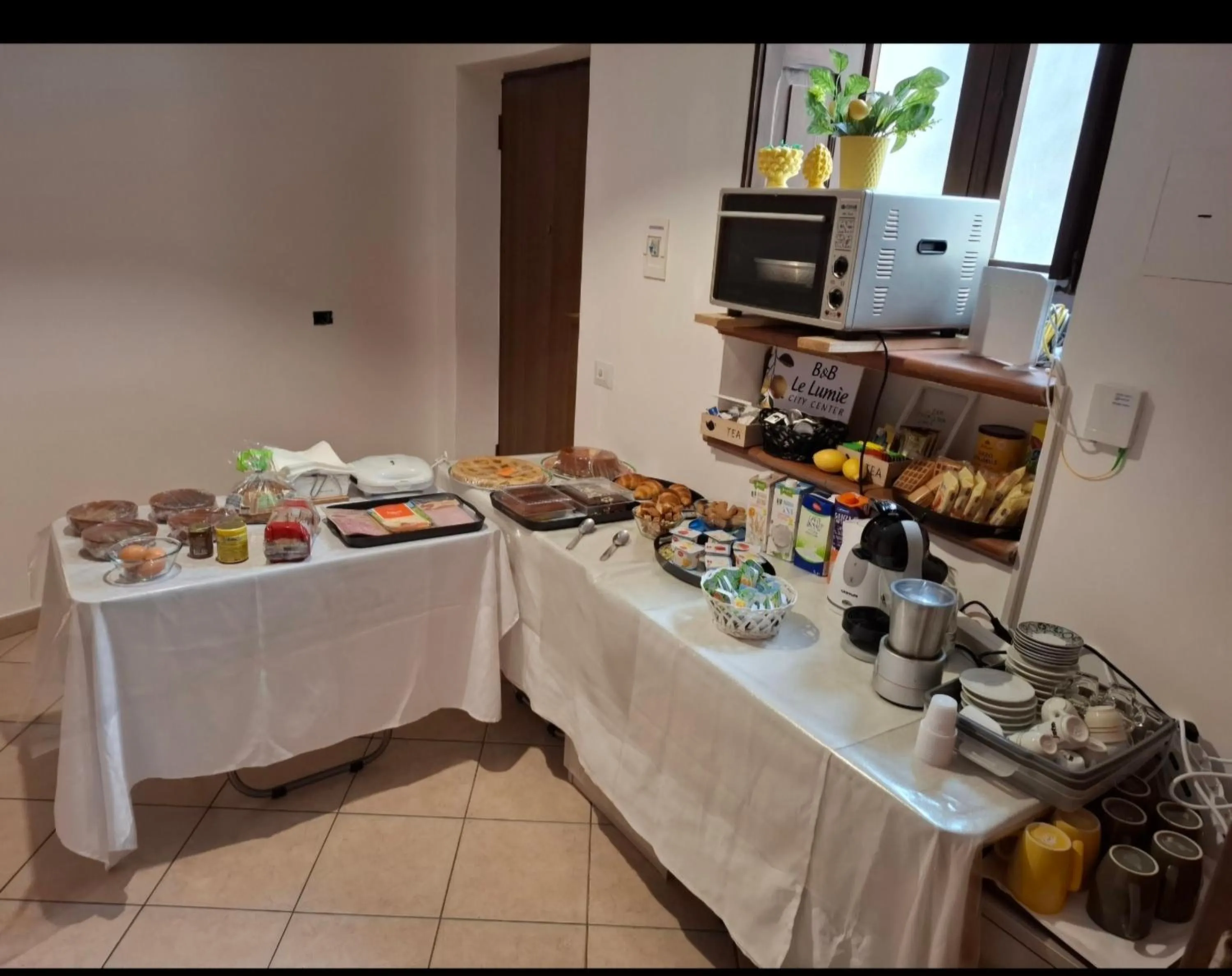 Buffet breakfast in B&B Al Dammuso