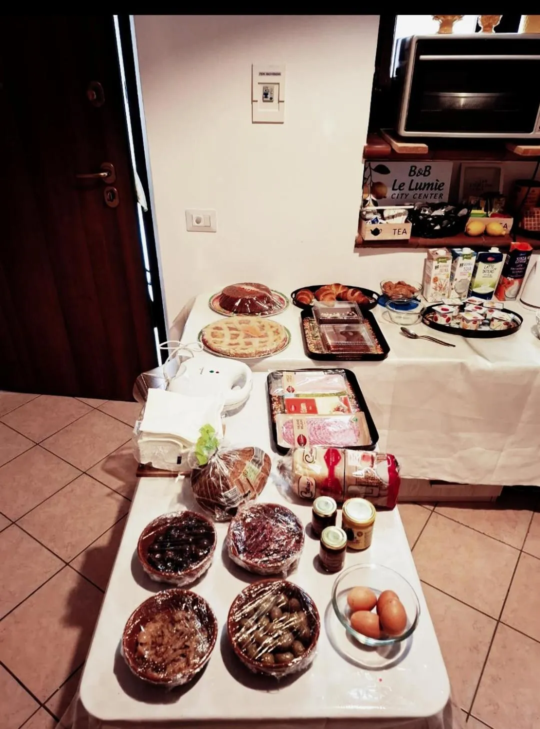 Buffet breakfast in B&B Al Dammuso