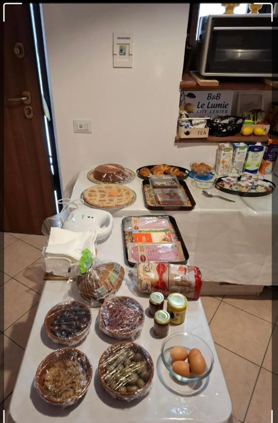 Buffet breakfast in B&B Al Dammuso