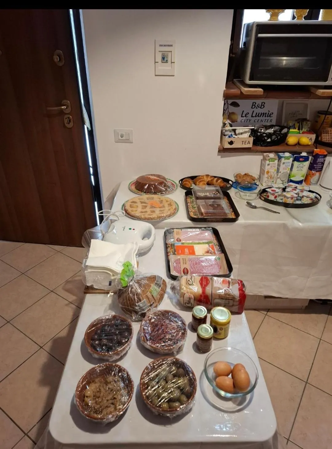 Buffet breakfast in B&B Al Dammuso