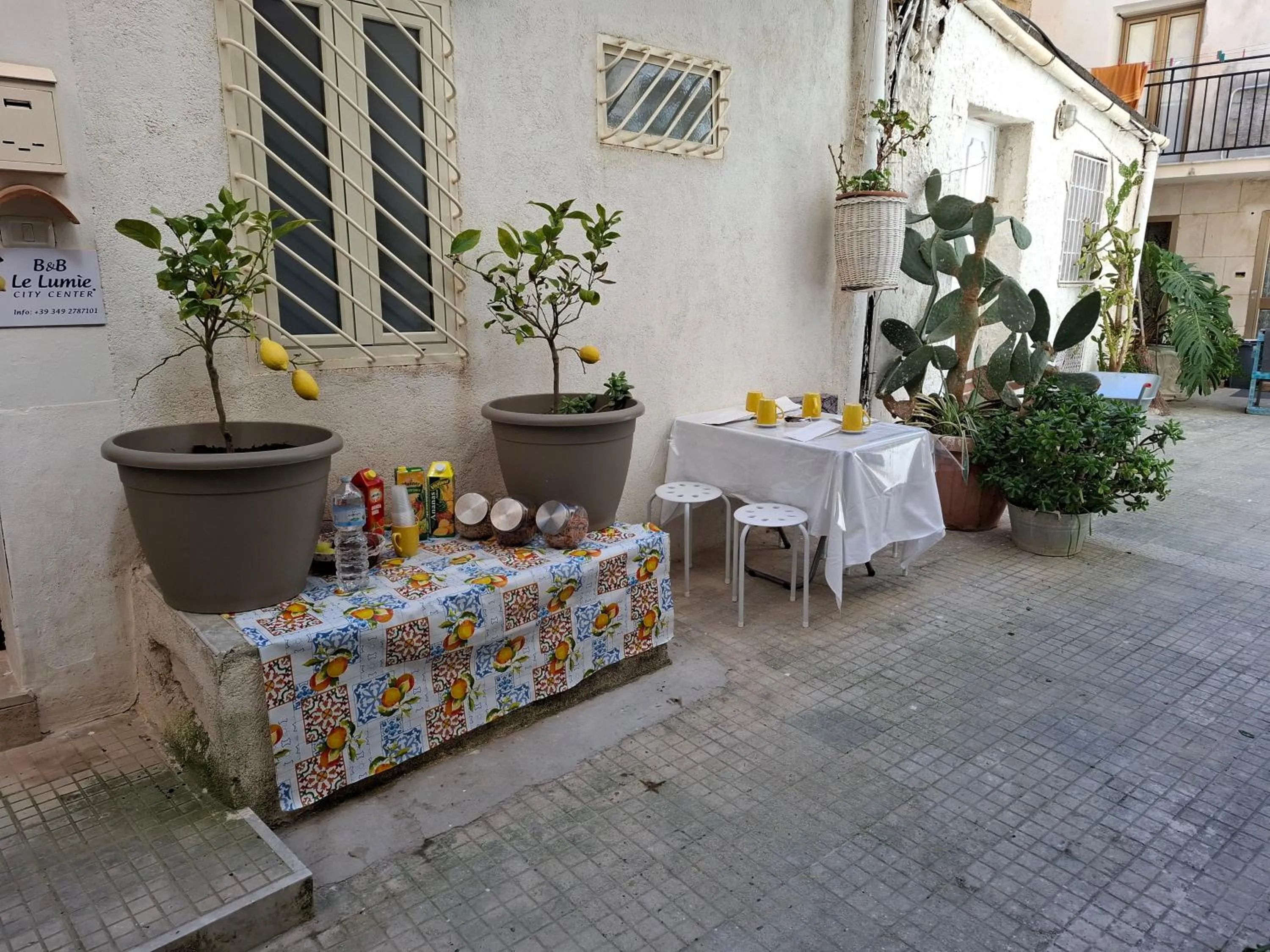 Patio in B&B Al Dammuso