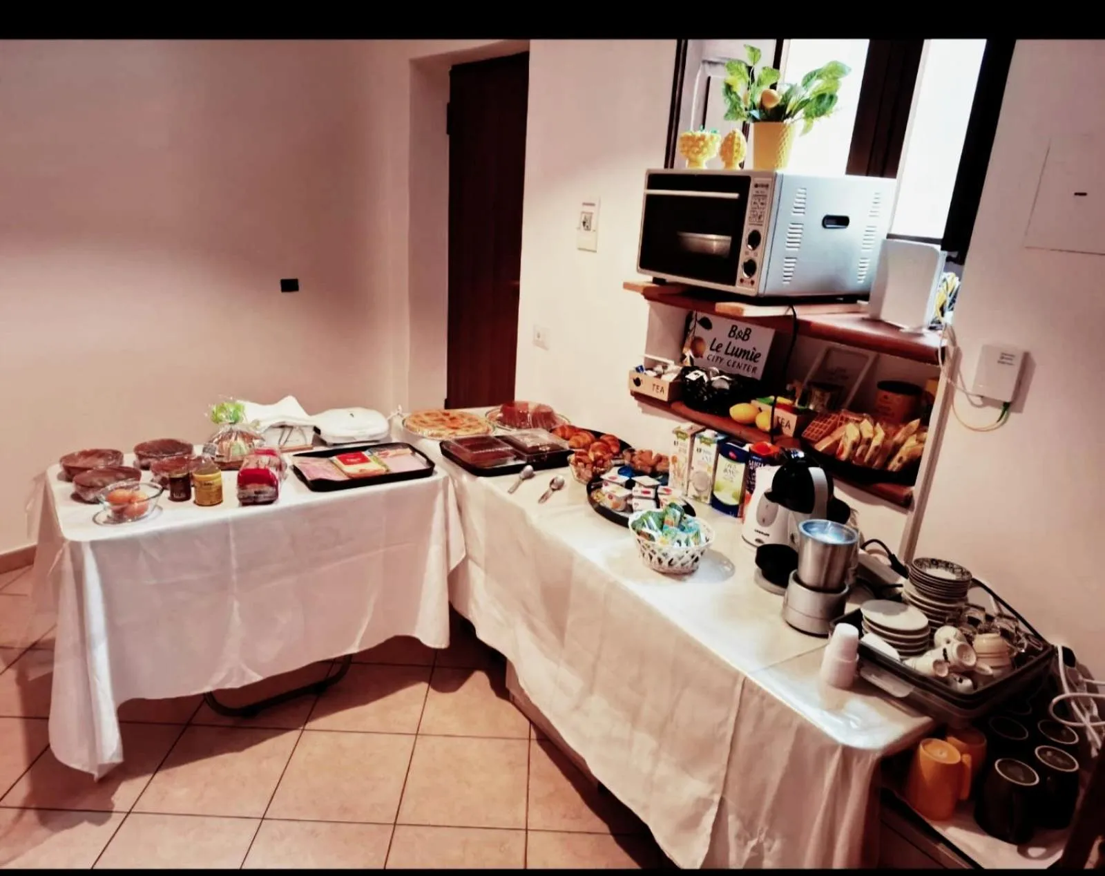 Buffet breakfast in B&B Al Dammuso
