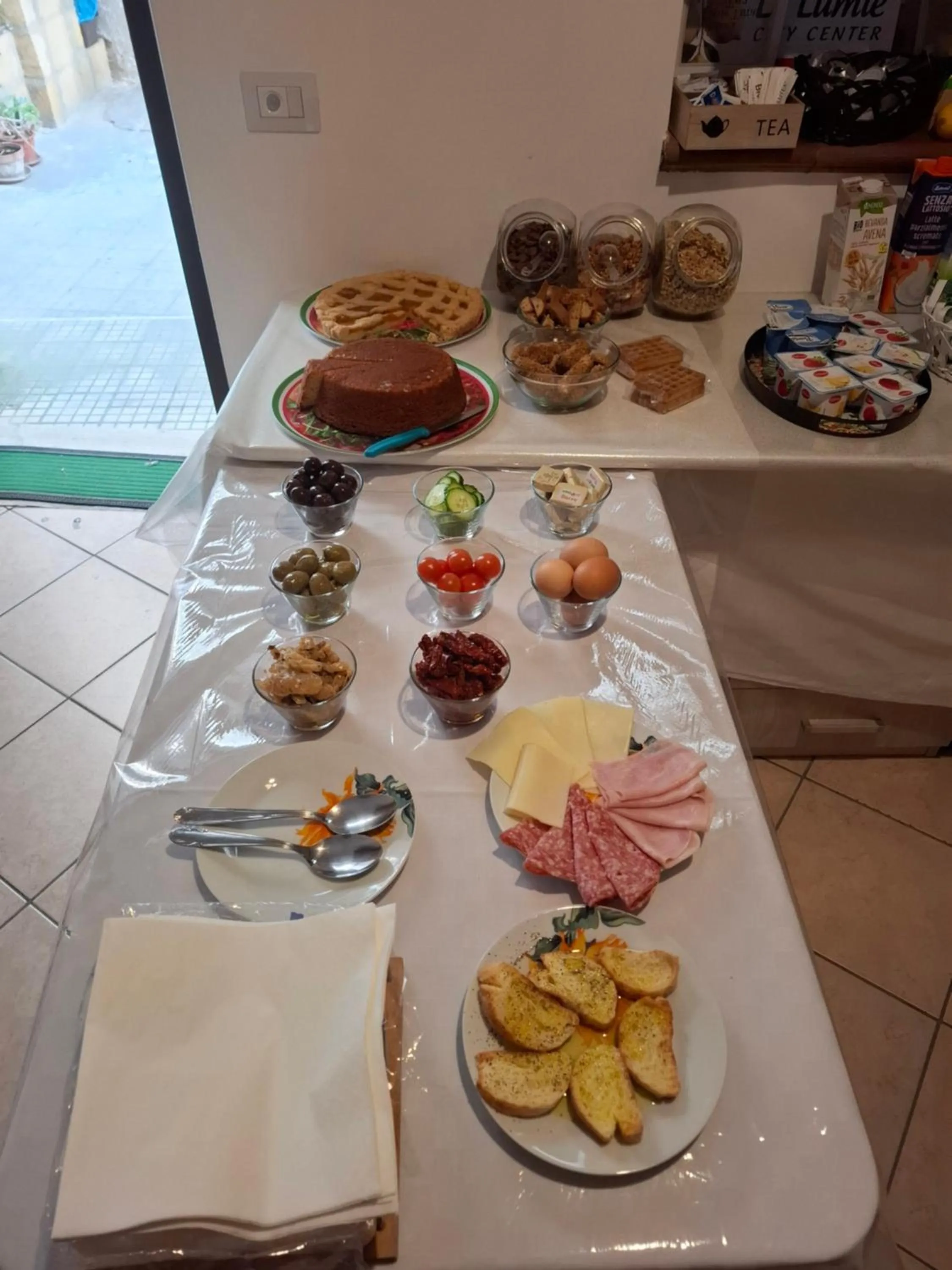 Buffet breakfast in B&B Al Dammuso