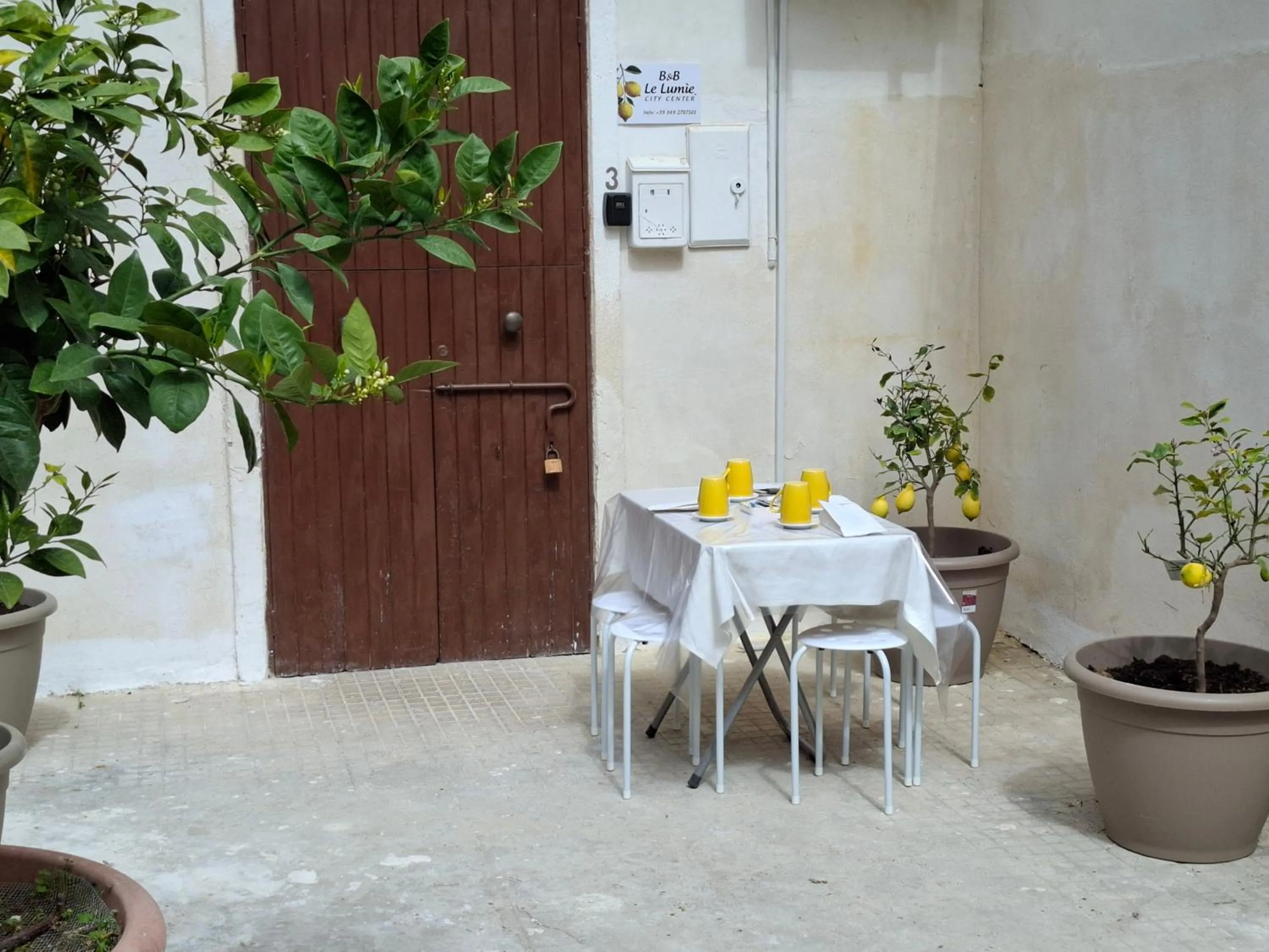 Patio in B&B Al Dammuso