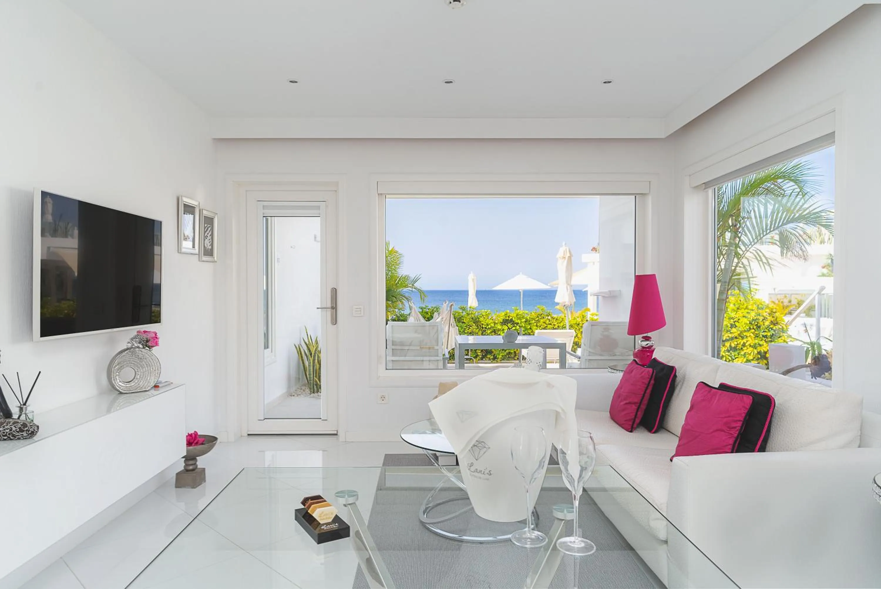 TV and multimedia in Lani's Suites de Luxe - Adults Only