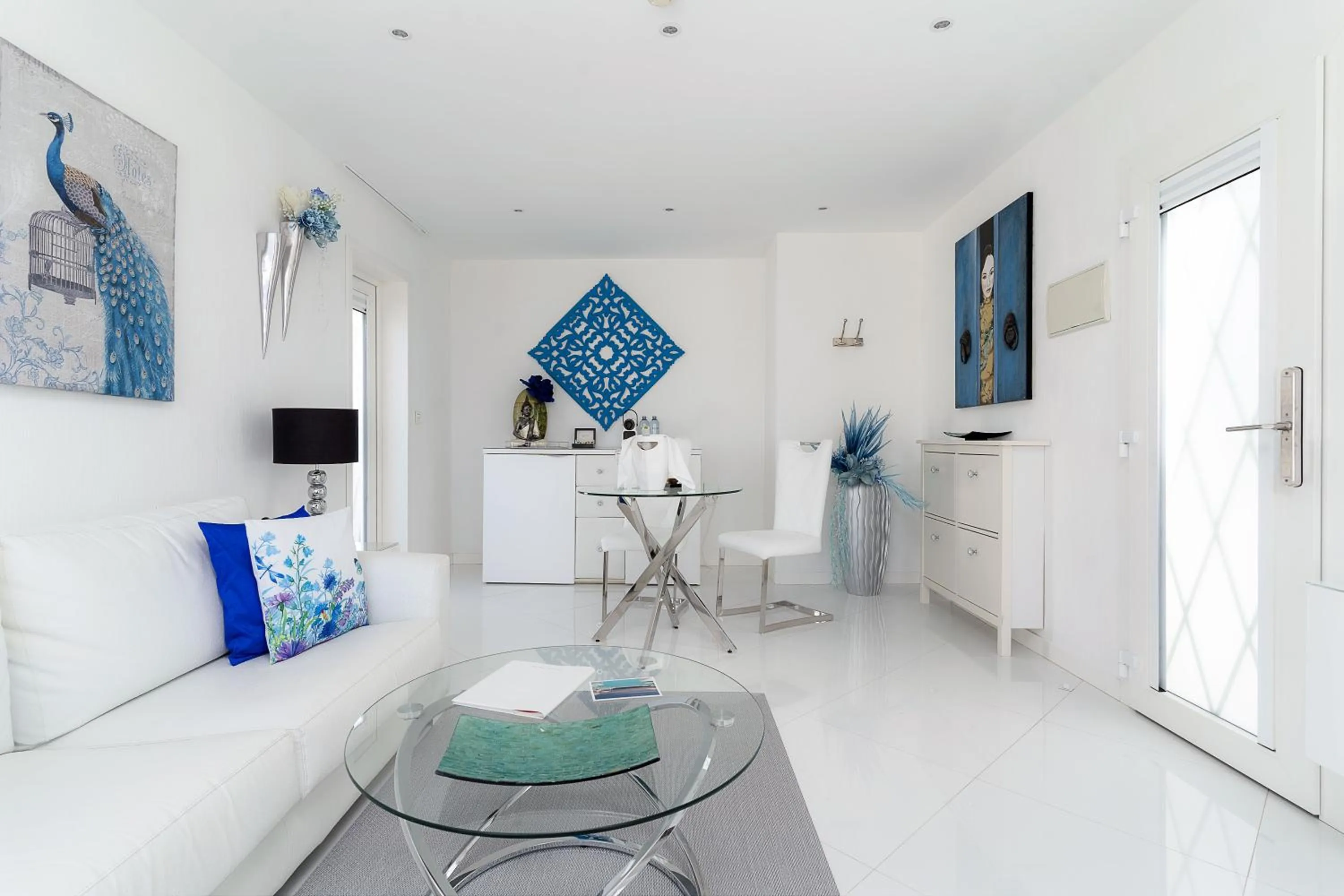 TV and multimedia in Lani's Suites de Luxe - Adults Only