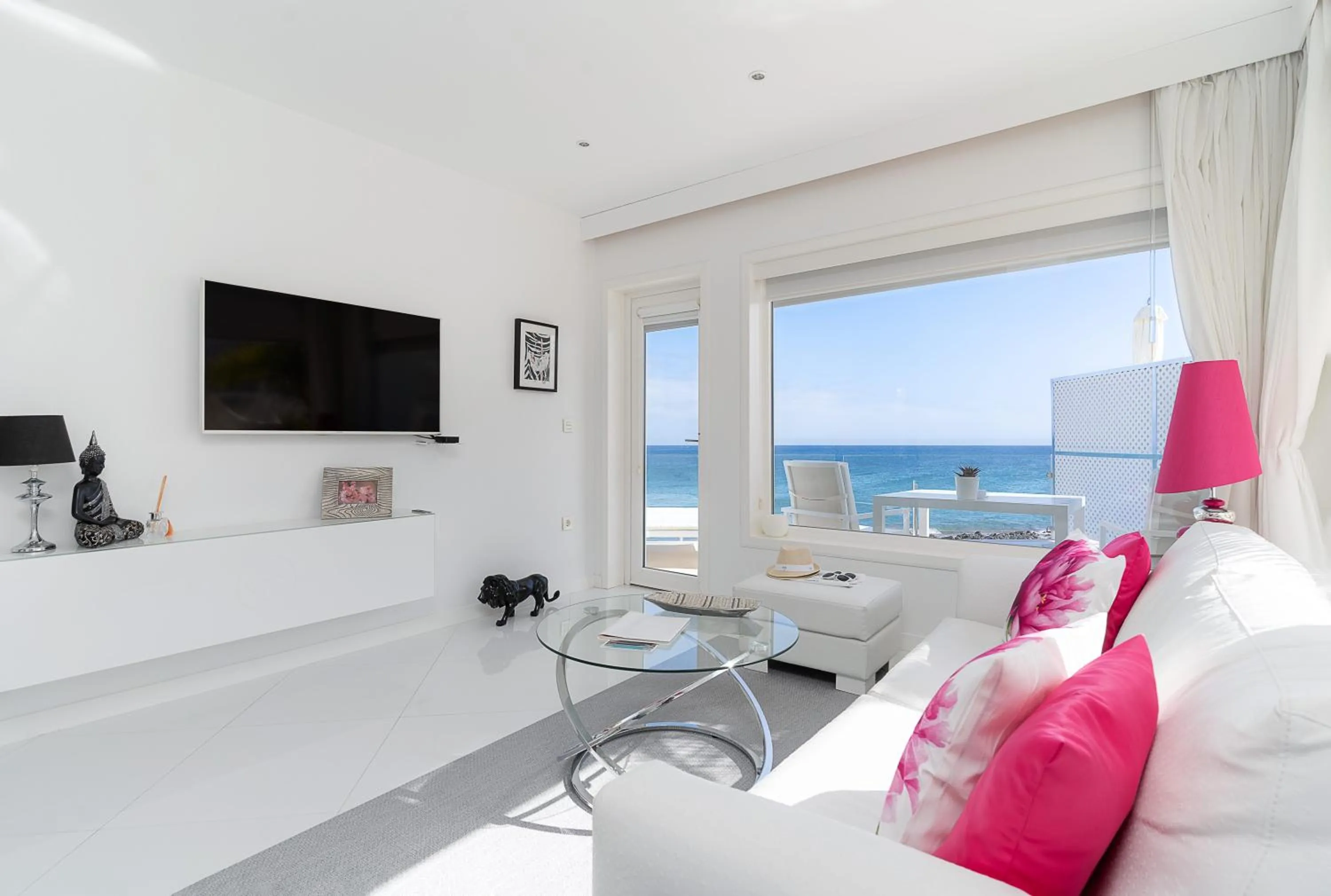 TV and multimedia in Lani's Suites de Luxe - Adults Only