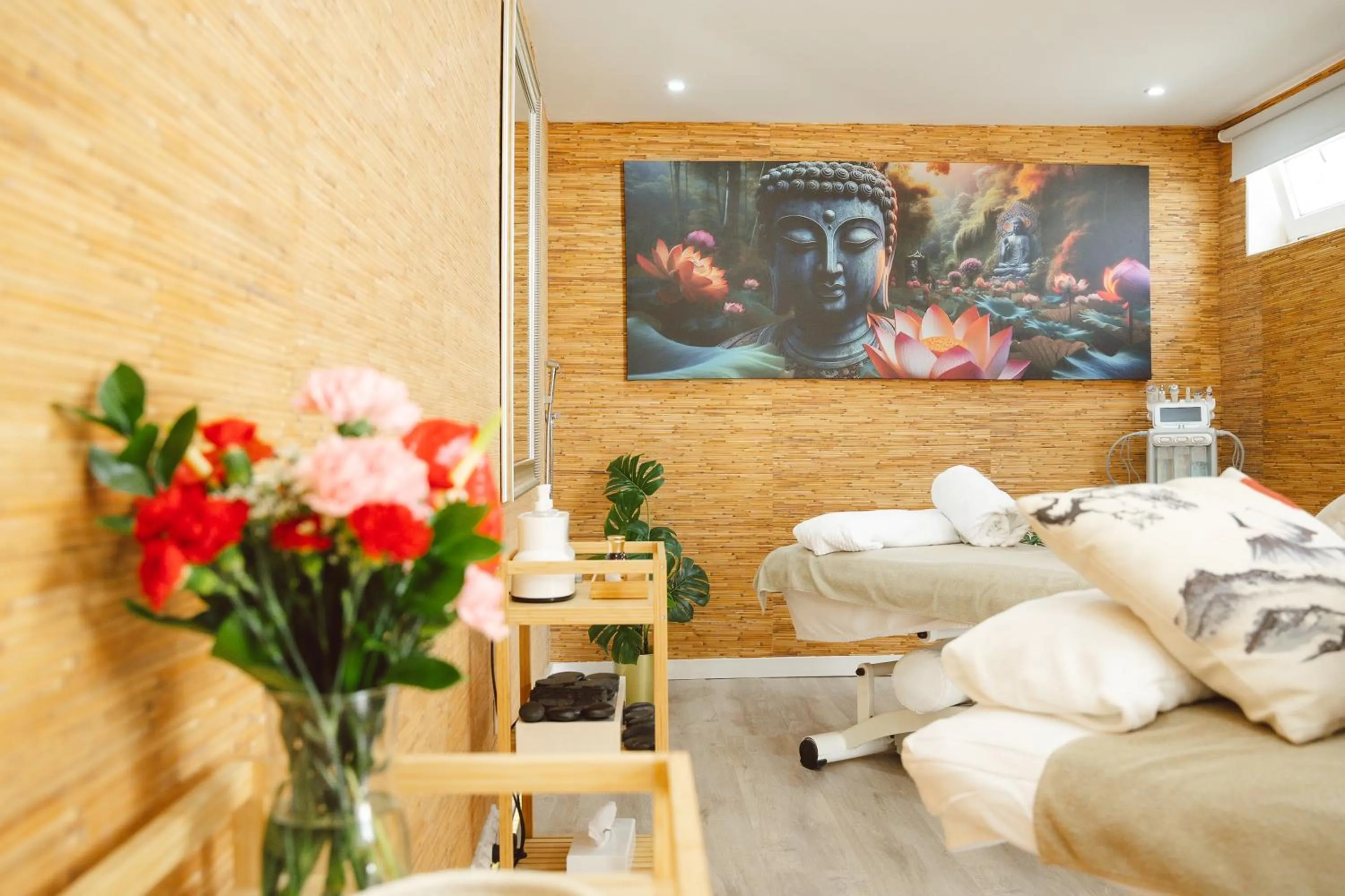 Massage, Bed in Lani's Suites de Luxe - Adults Only