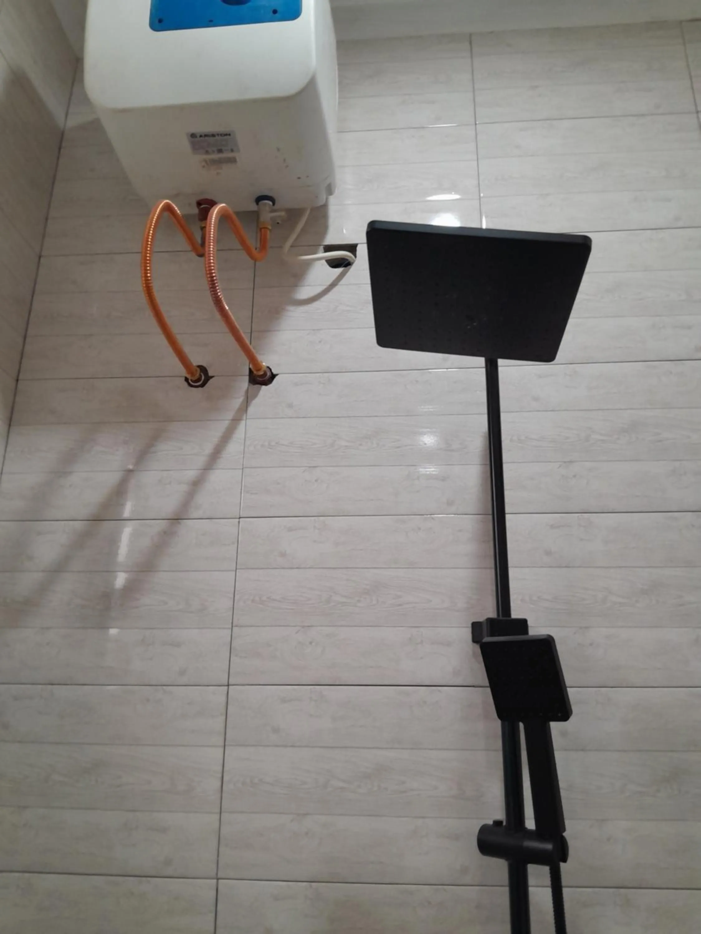 Shower in Valley Breeze Hotel