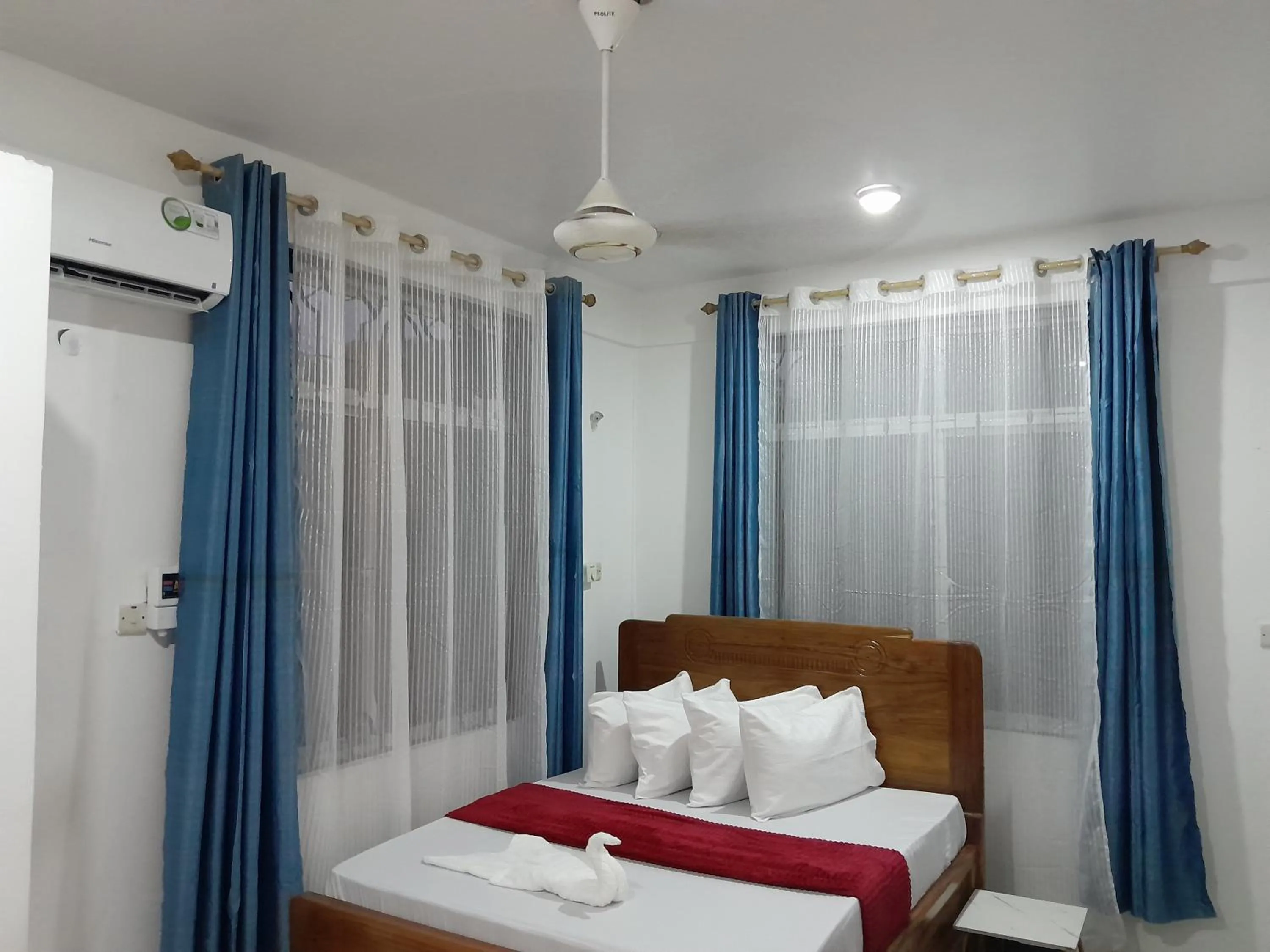 Photo of the whole room, Bed in Valley Breeze Hotel