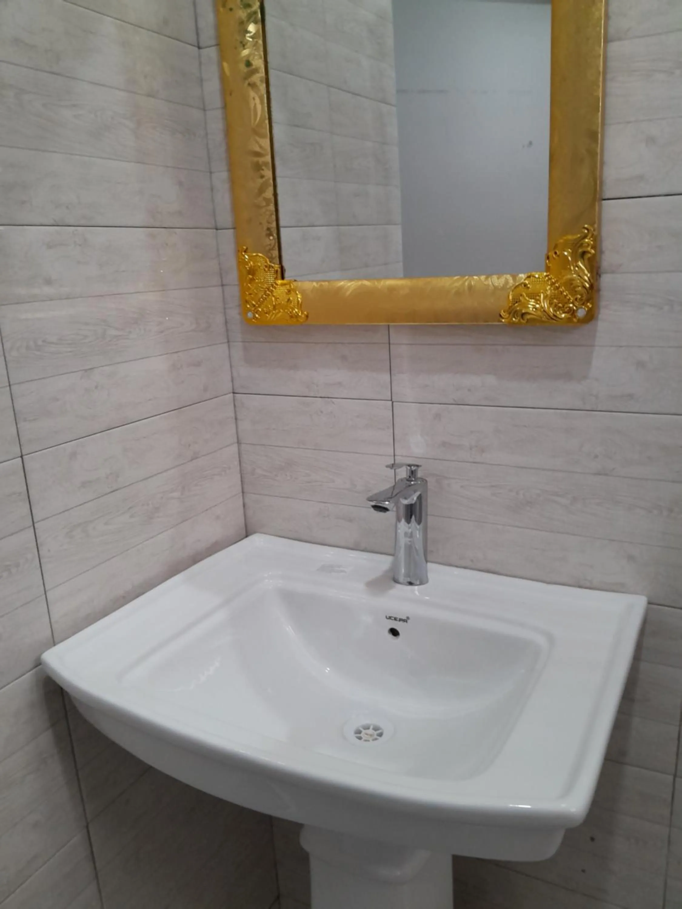 Bathroom in Valley Breeze Hotel