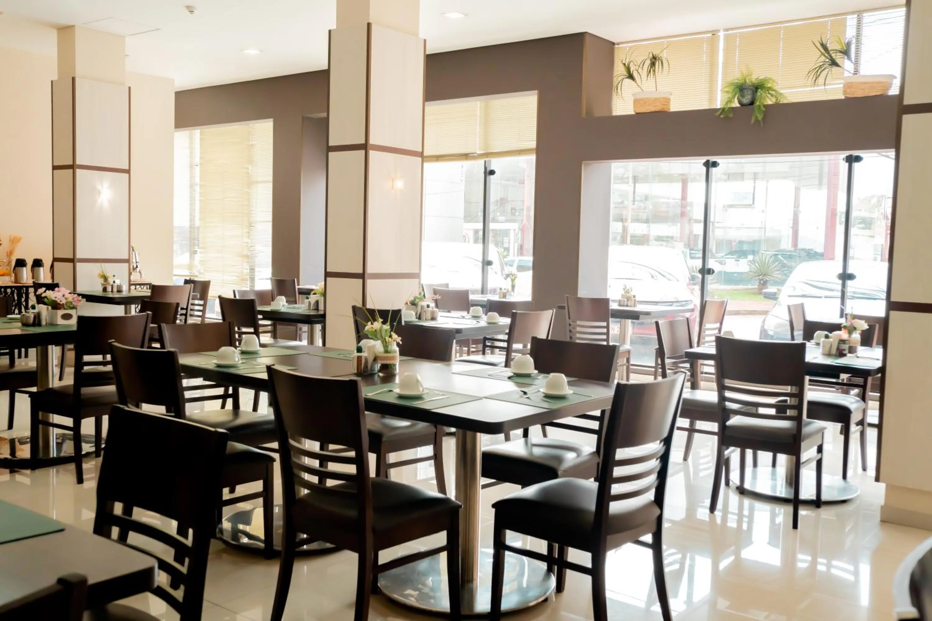 Restaurant/places to eat in Megal Suites Hotel