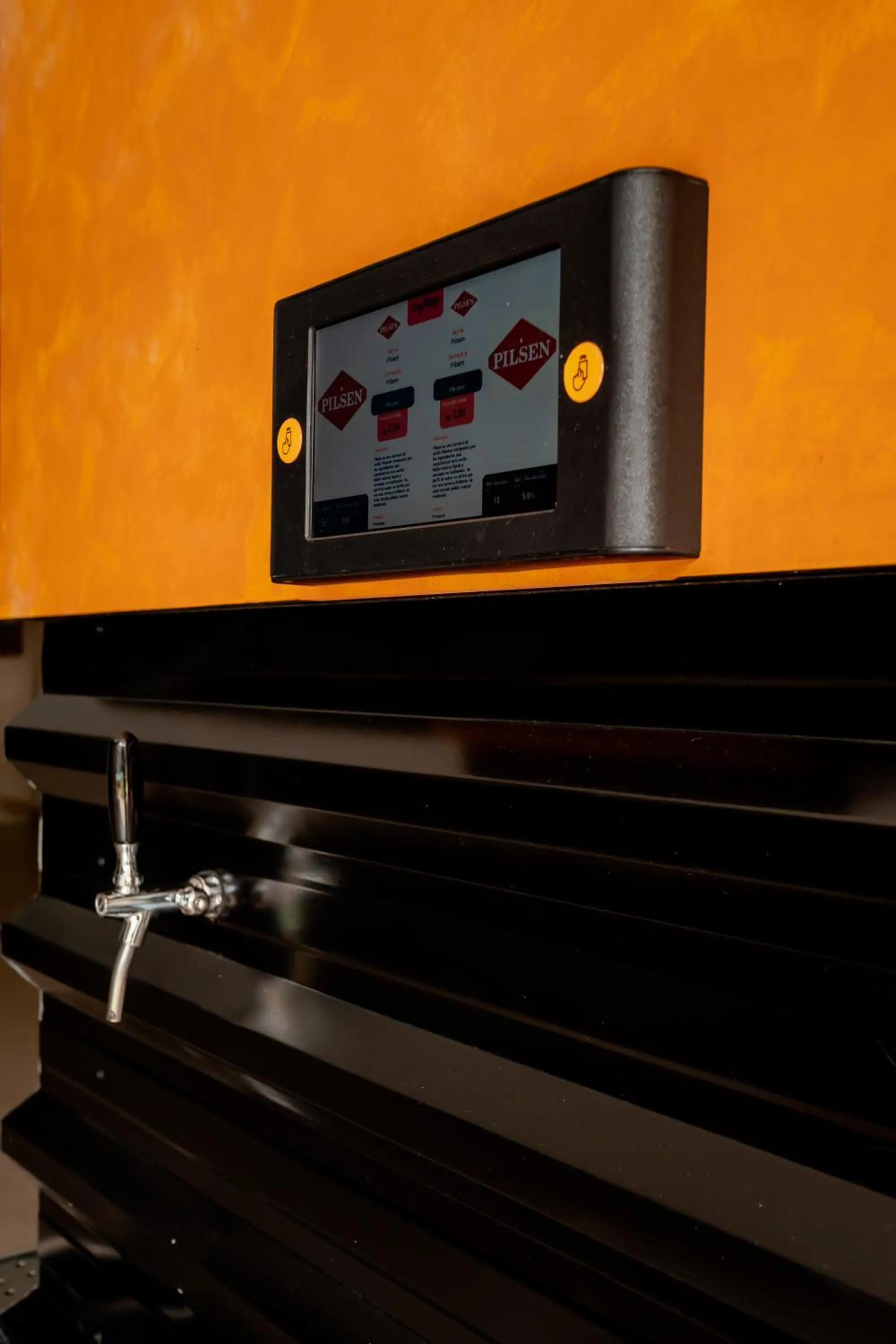 Restaurant/places to eat in Megal Suites Hotel