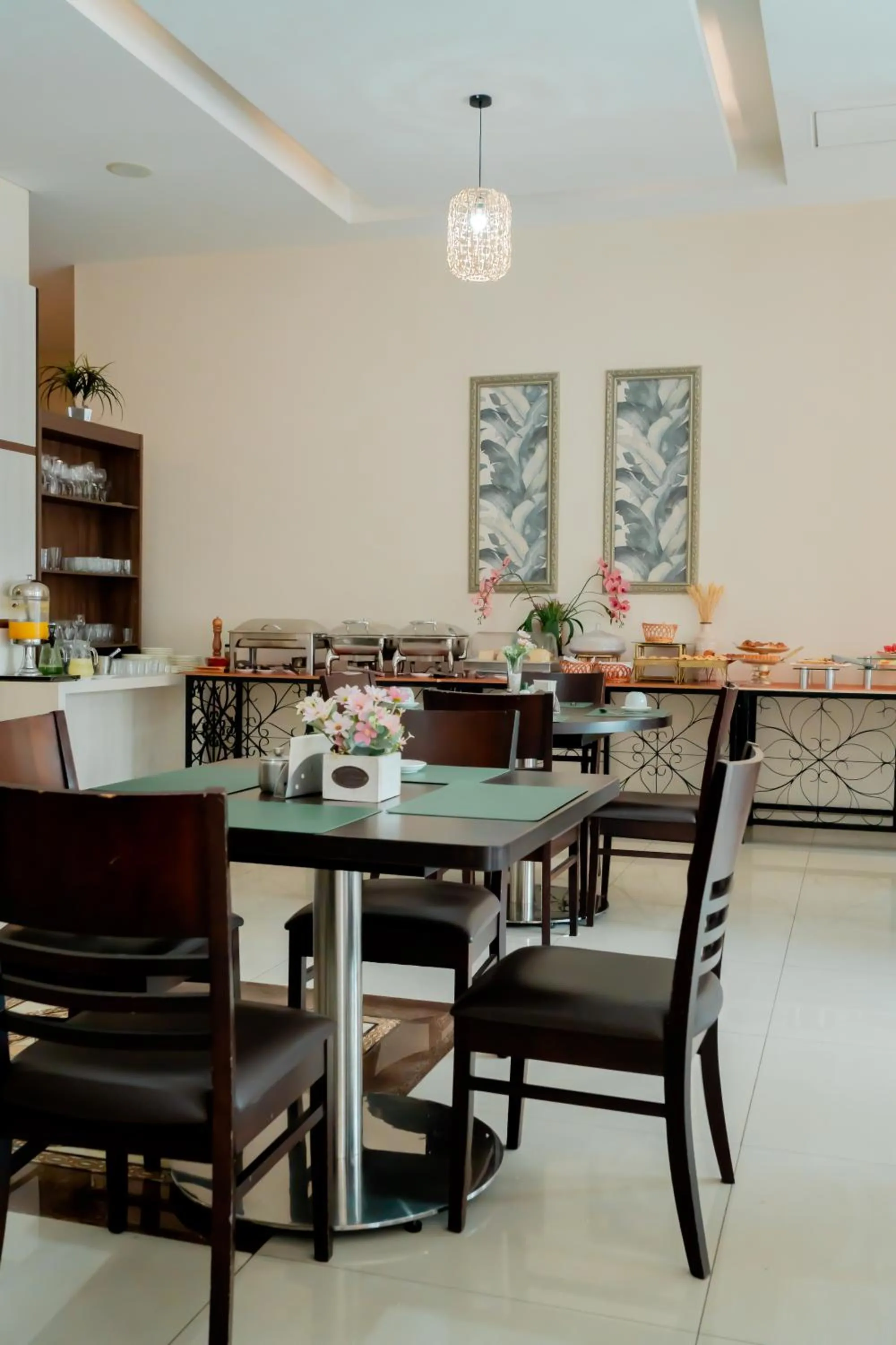 Restaurant/places to eat in Megal Suites Hotel