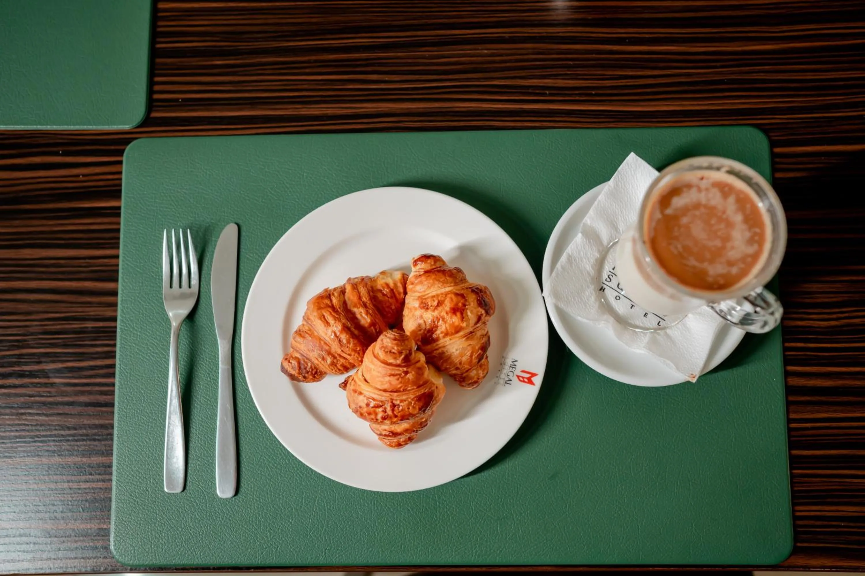 Restaurant/places to eat in Megal Suites Hotel