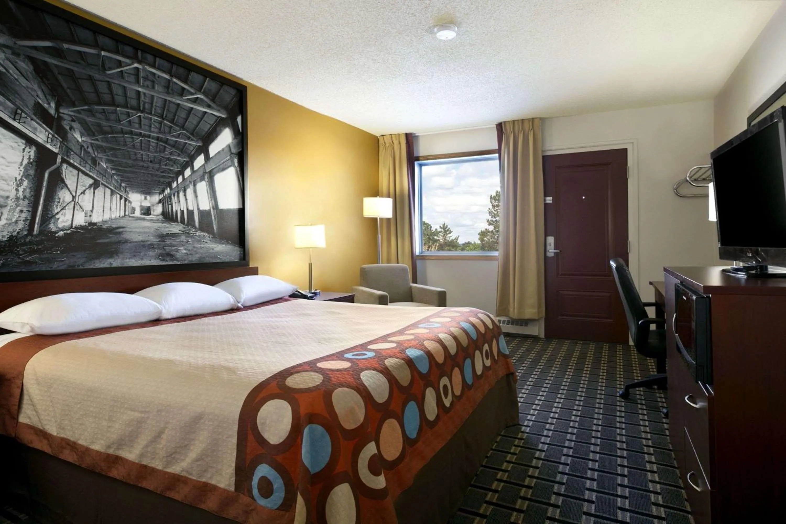 Photo of the whole room, Bed in Super 8 by Wyndham Fox Creek