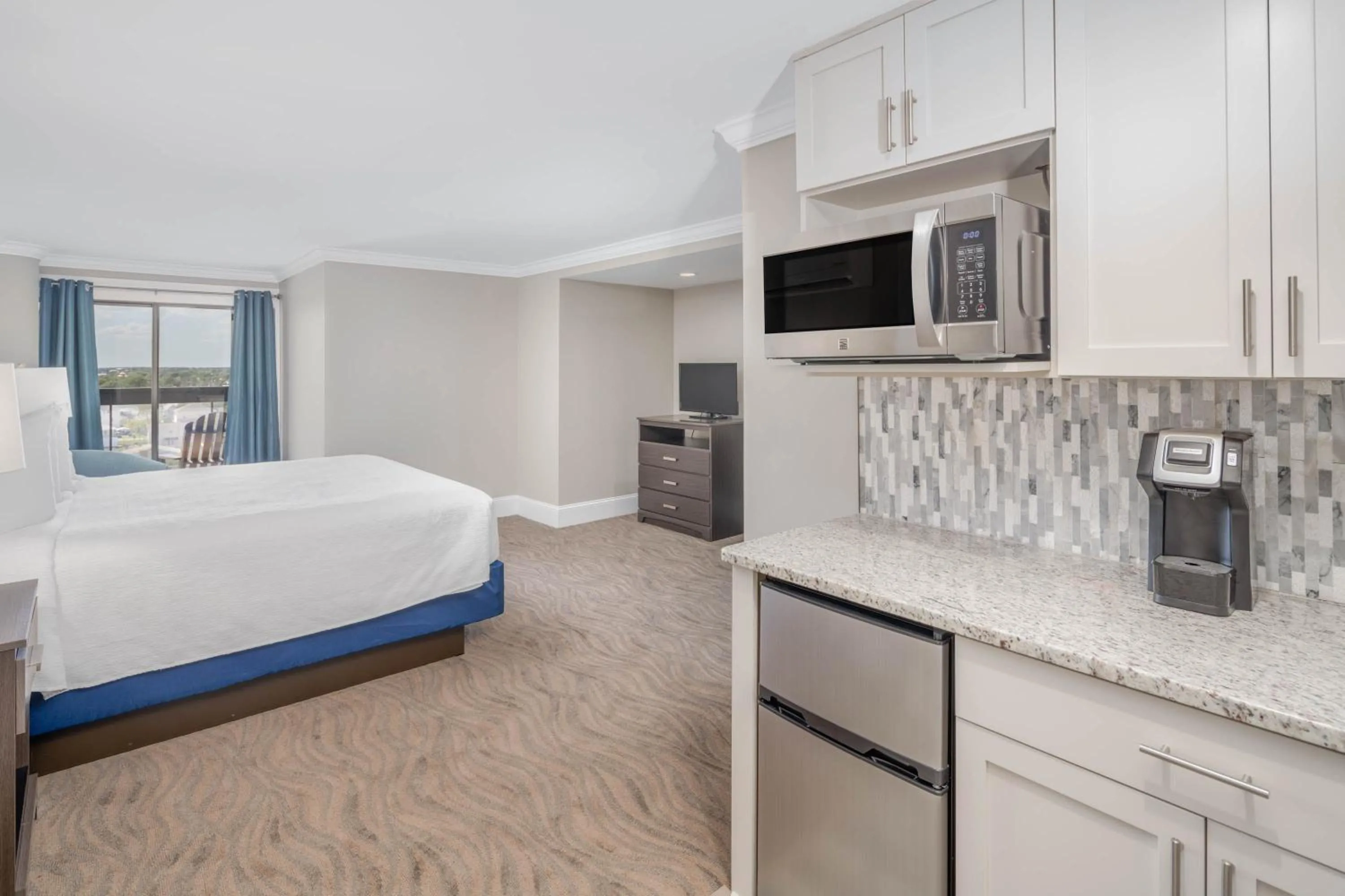 Kitchen or kitchenette, Bed in Bask Hotel at Big Rock Landing