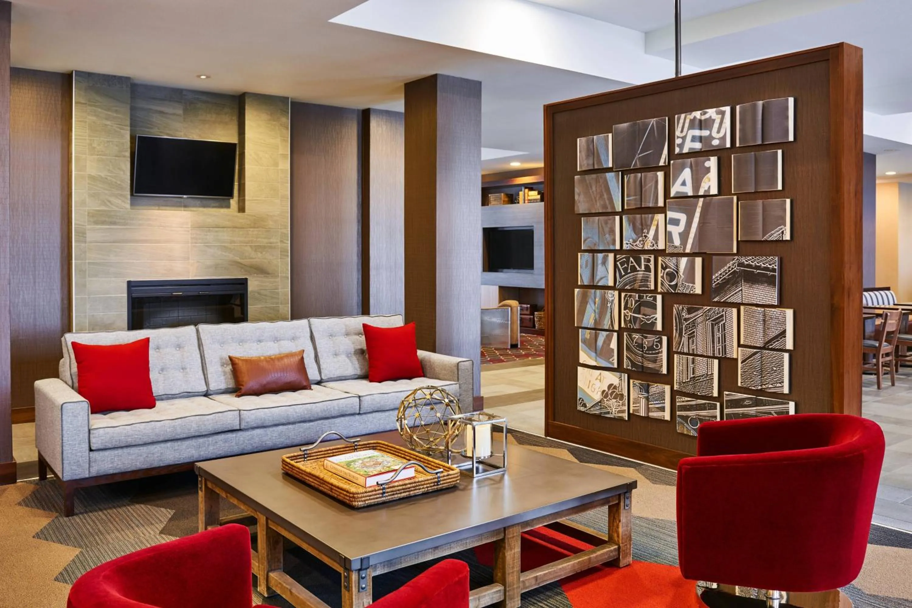 Lobby or reception in Four Points by Sheraton Fargo Medical Center