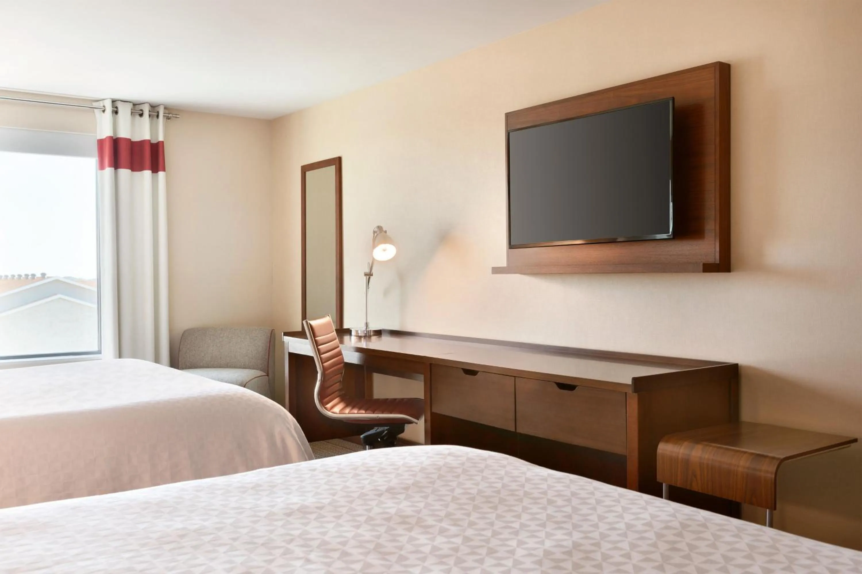 Photo of the whole room, Bed in Four Points by Sheraton Fargo Medical Center