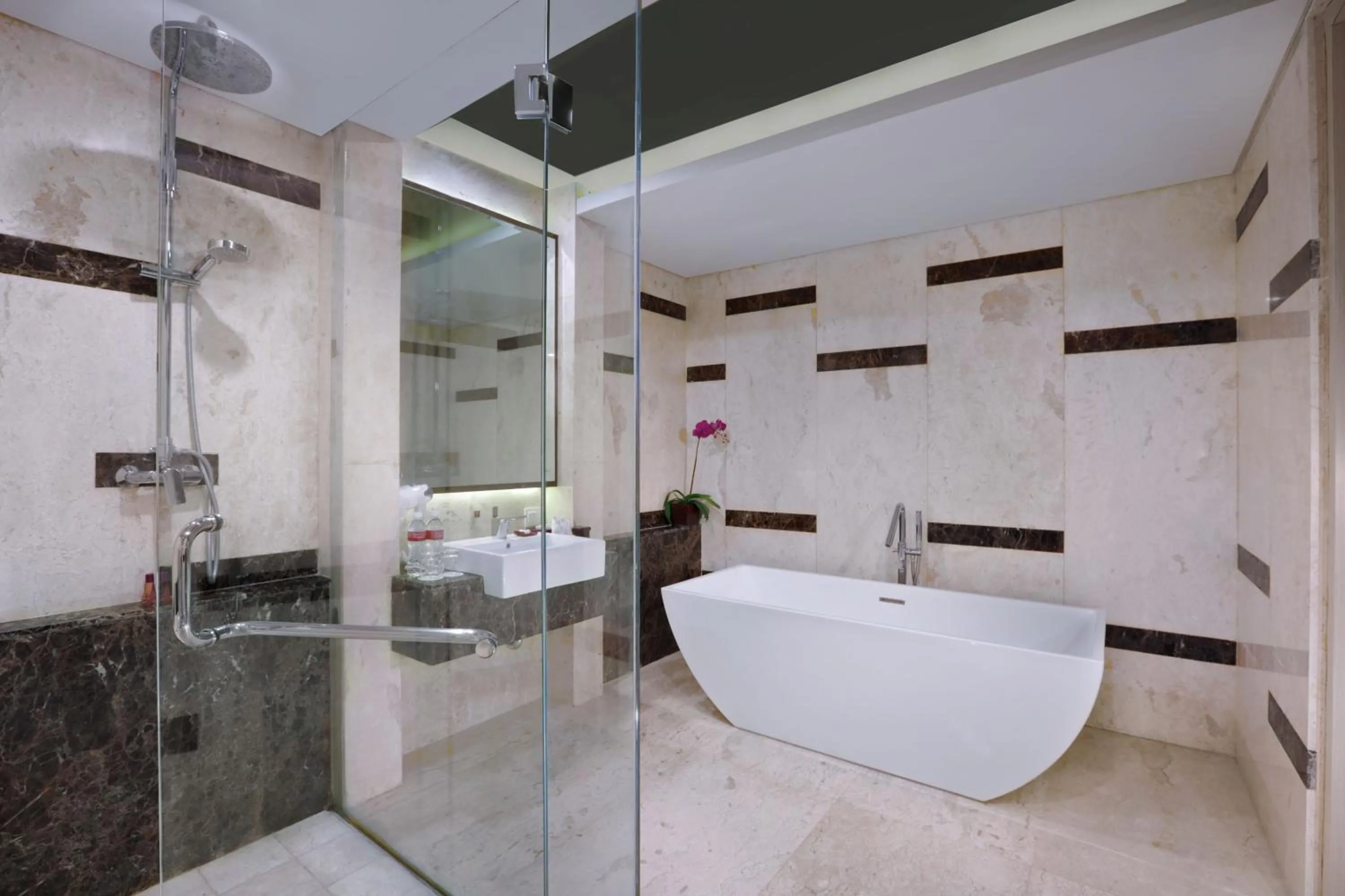 Shower in Quest San Denpasar by ASTON