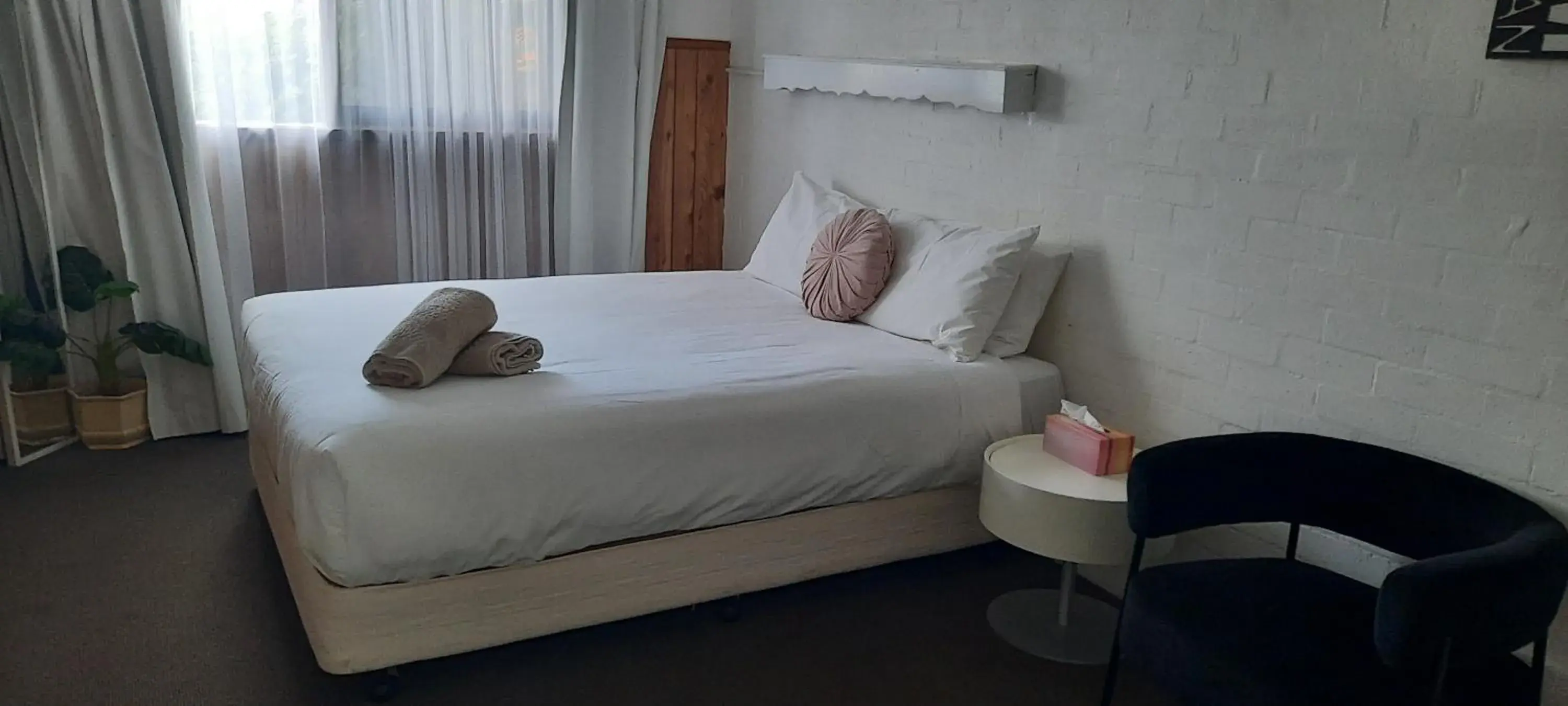 Bed in Best Western Colonial Village Motel Bed in Best Western Colonial Village Motel