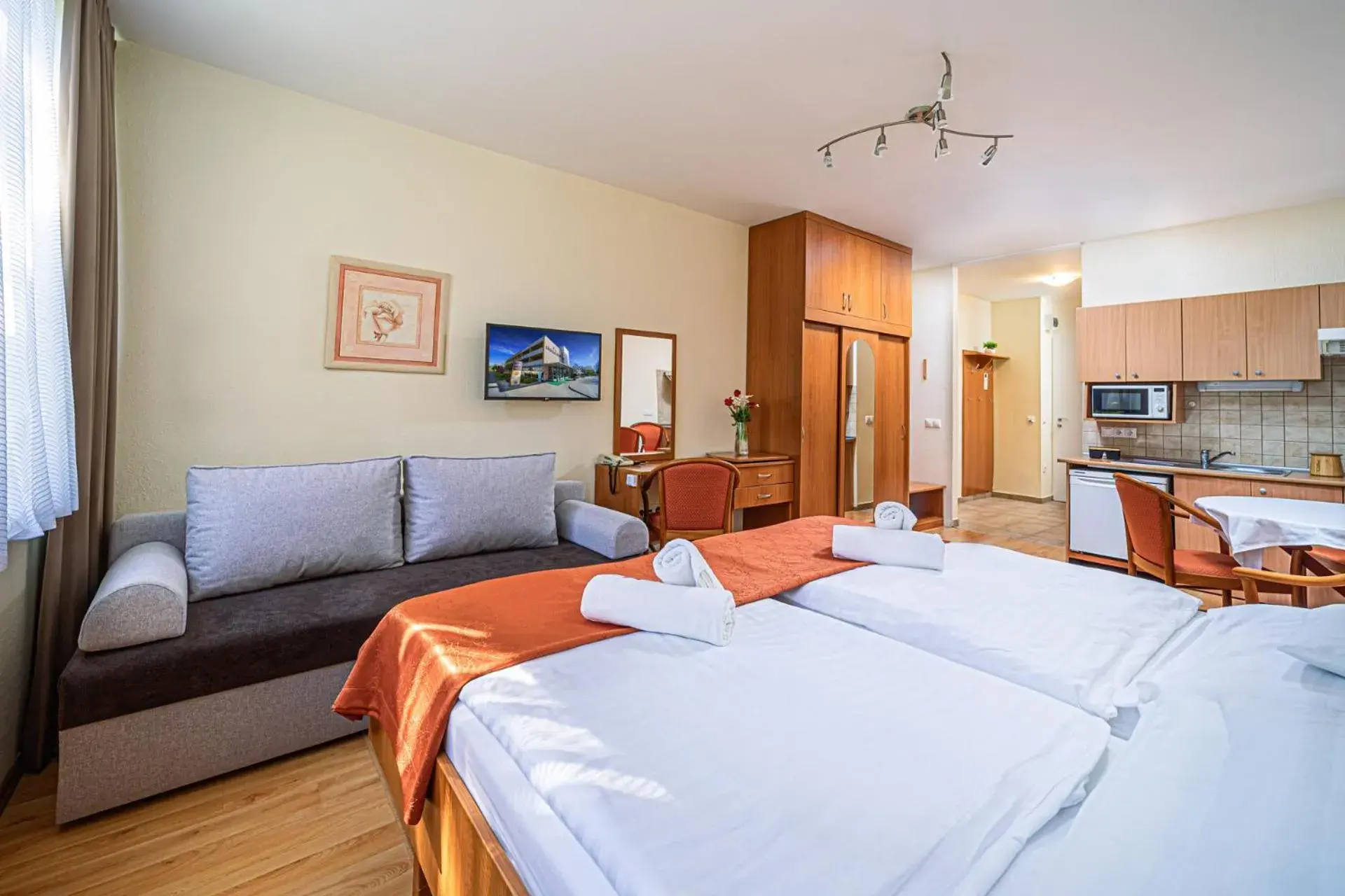Twin Room - single occupancy - Disability Access in Apartman Hotel Twin Room - single occupancy - Disability Access in Apartman Hotel