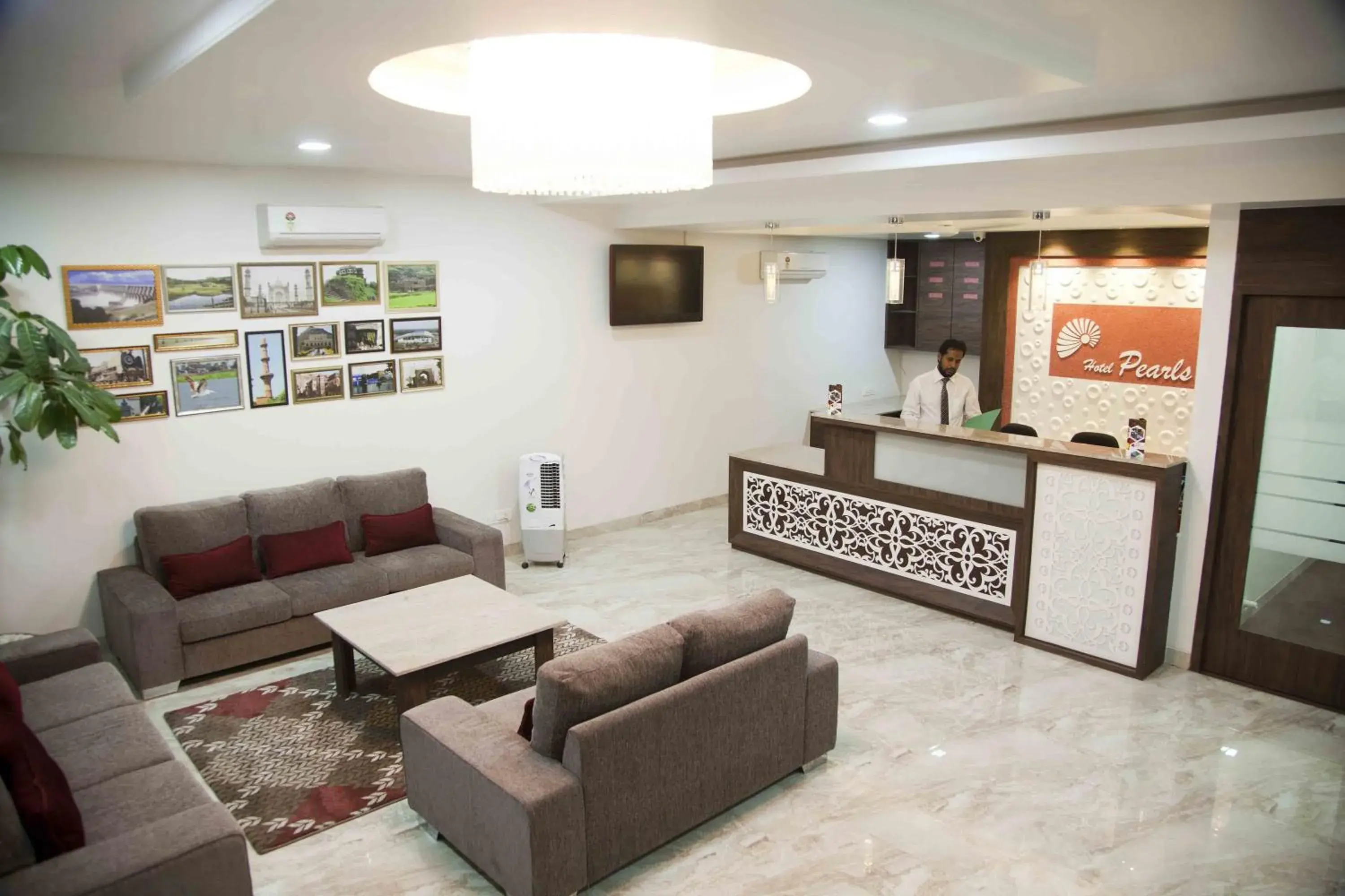 Lobby or reception in Hotel Pearls Lobby or reception in Hotel Pearls