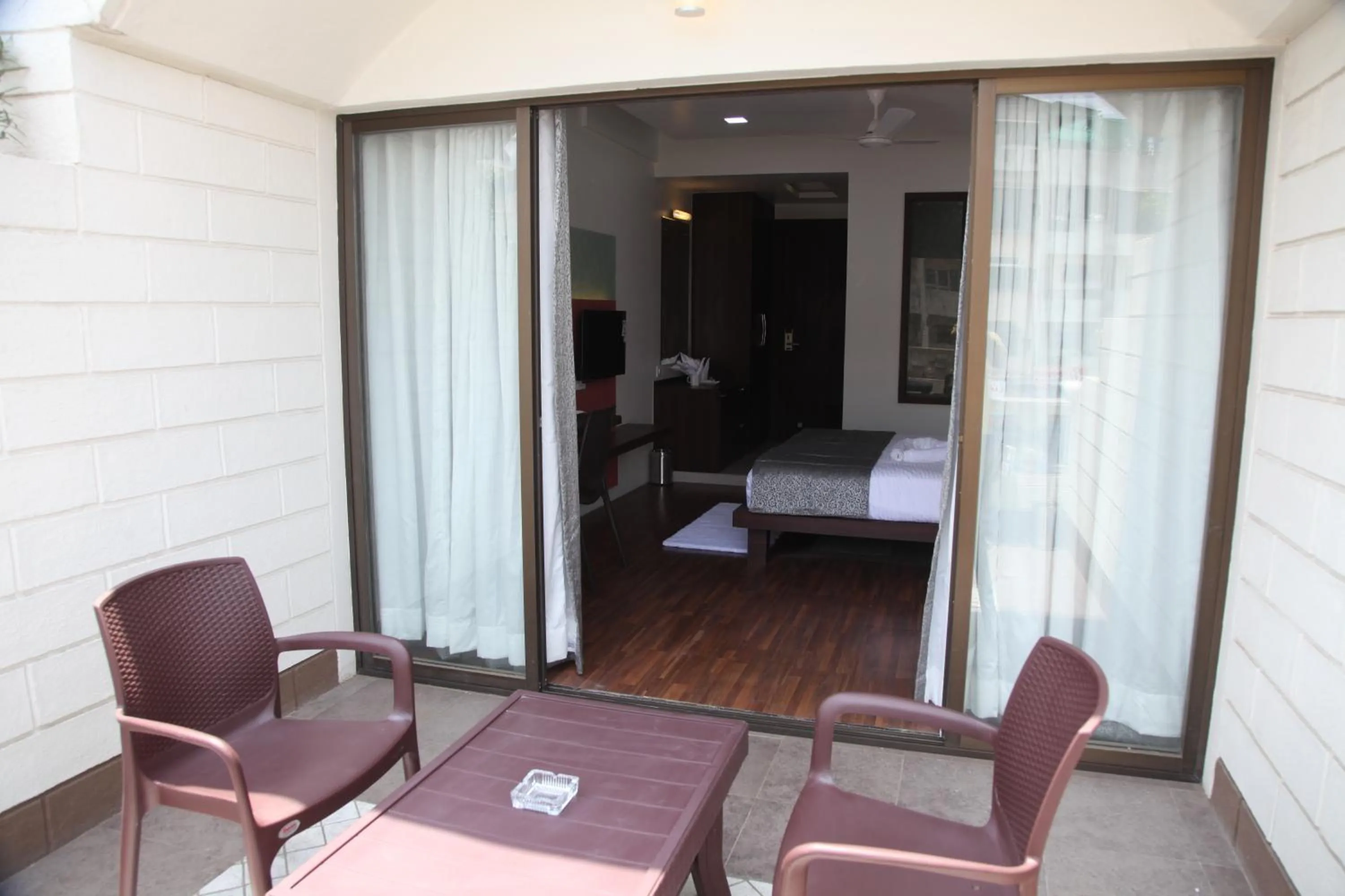 Balcony/Terrace, Bed in Hotel Pearls