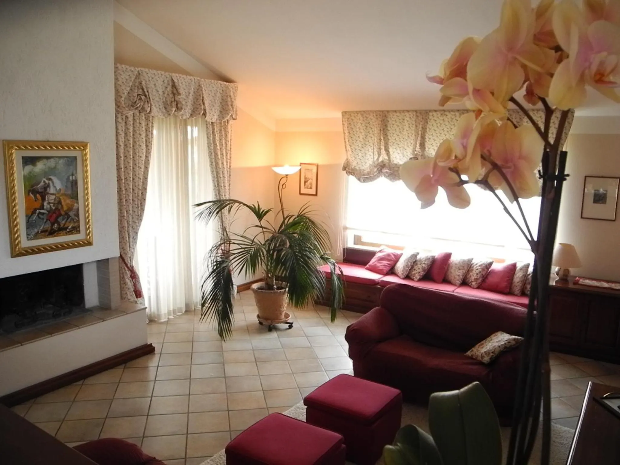 Communal lounge/ TV room in Villa Campo dei Fiori