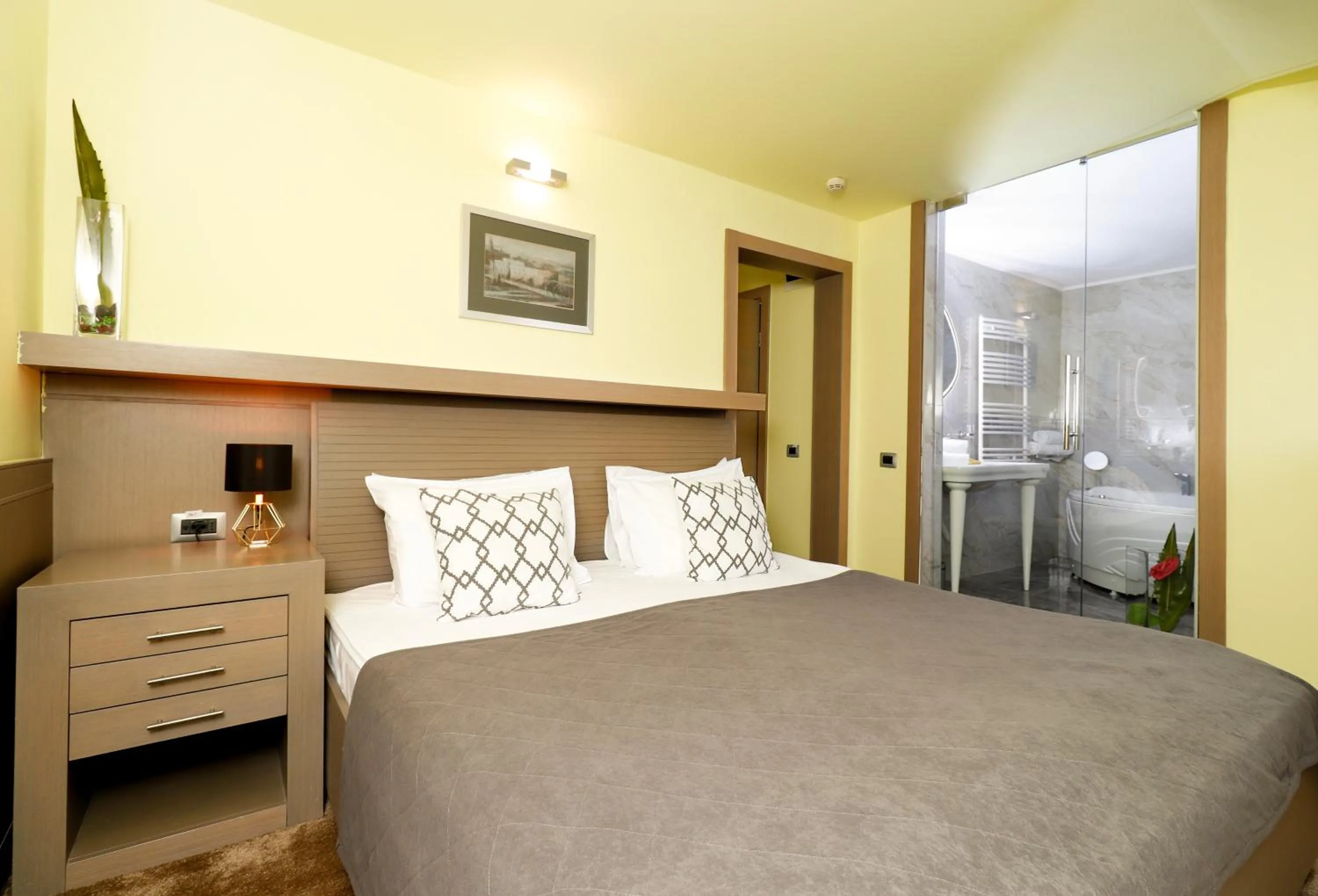 Bed in Garni Hotel Leopold I