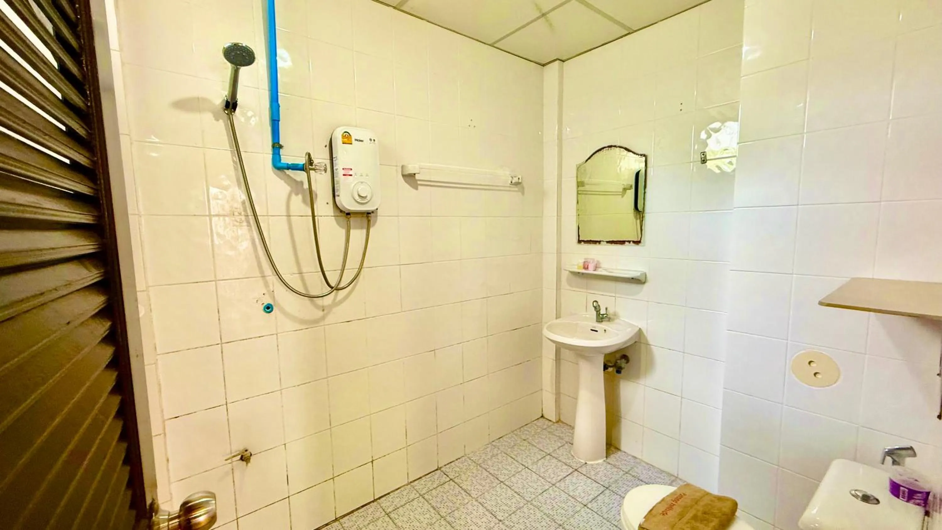 Bathroom in Hill Side Patong Hotel