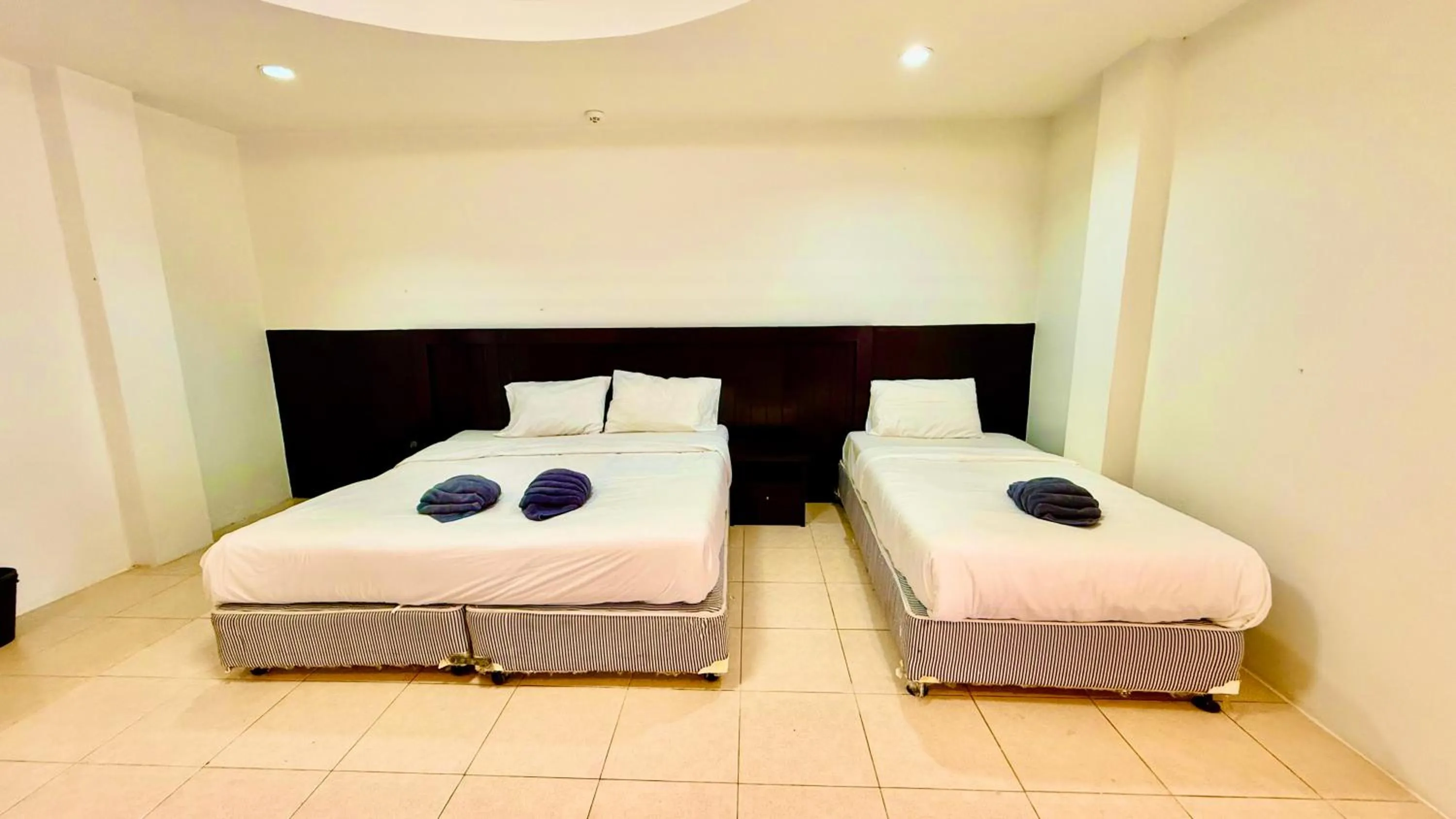 Bedroom, Bed in Hill Side Patong Hotel