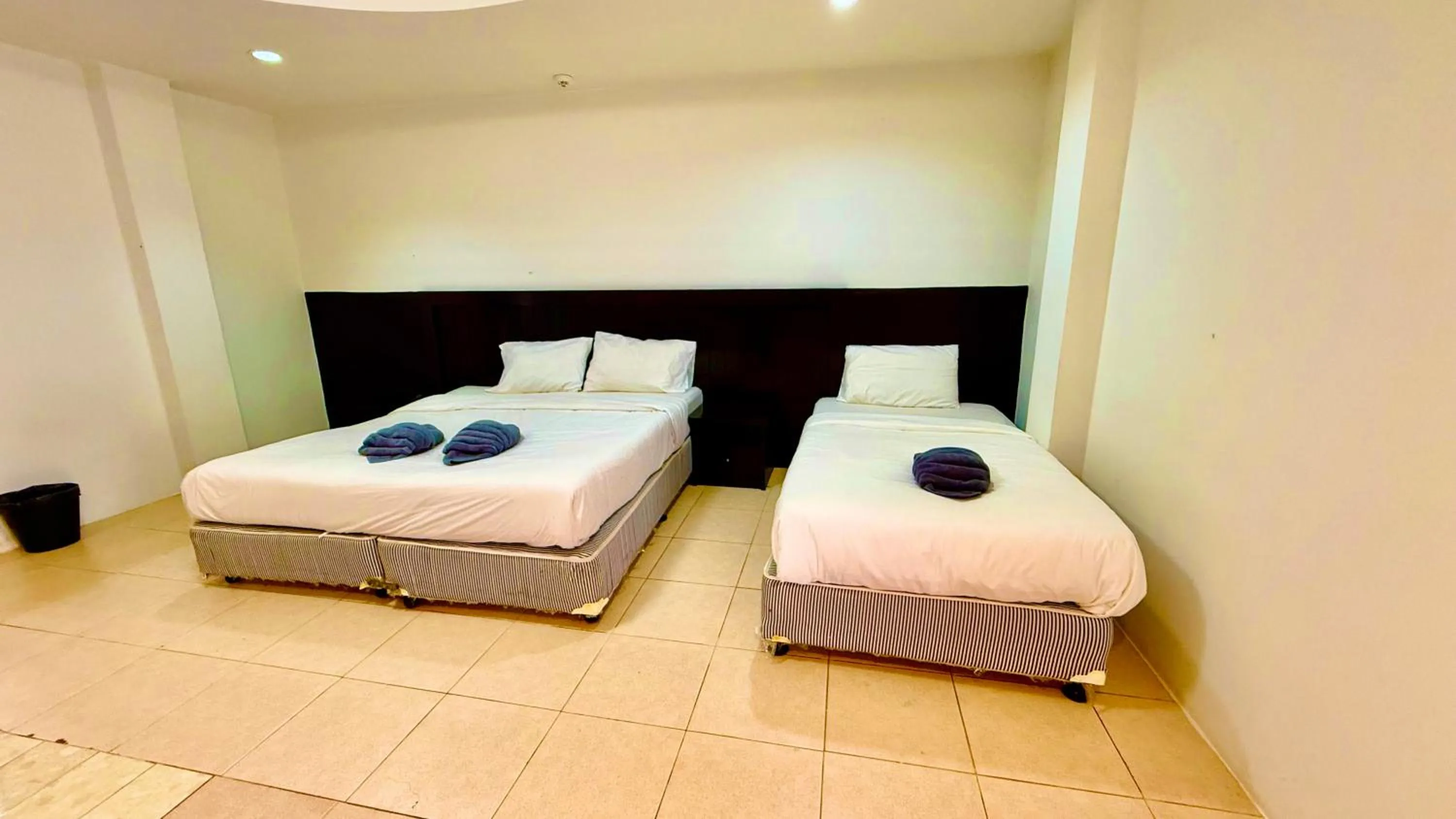 Bedroom, Bed in Hill Side Patong Hotel