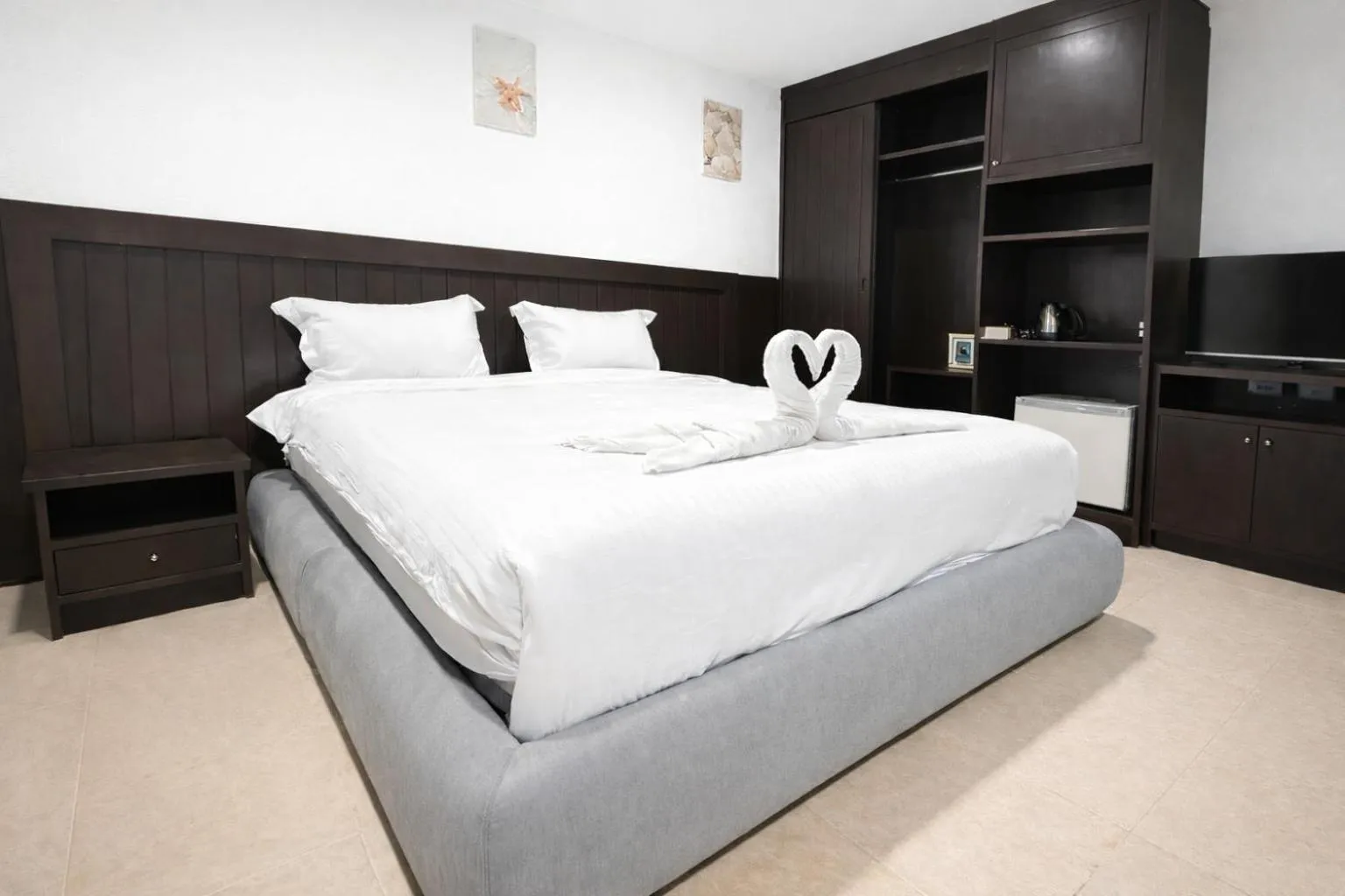 Bedroom, Bed in Hill Side Patong Hotel