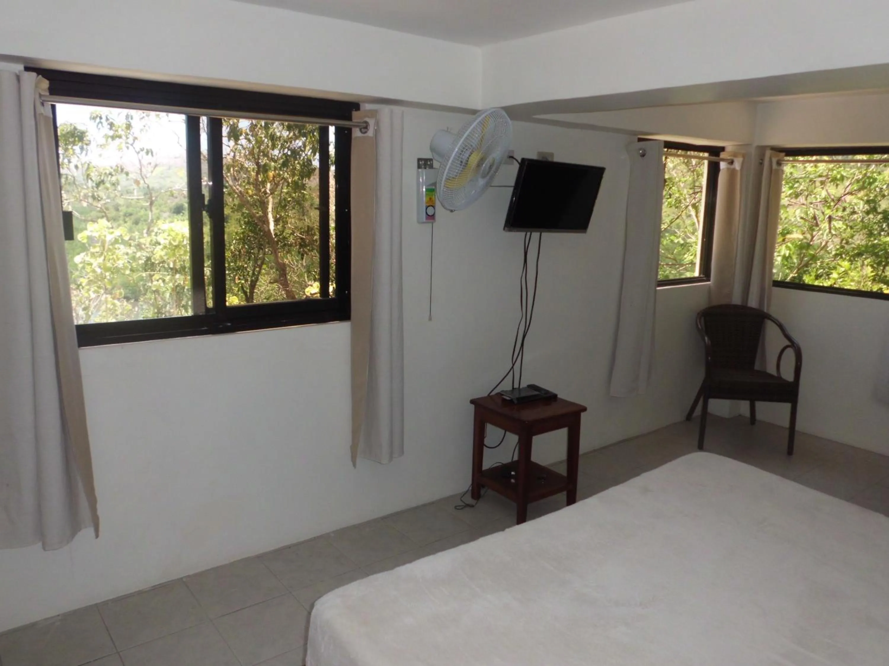 Photo of the whole room, Bed in The Riverhouse