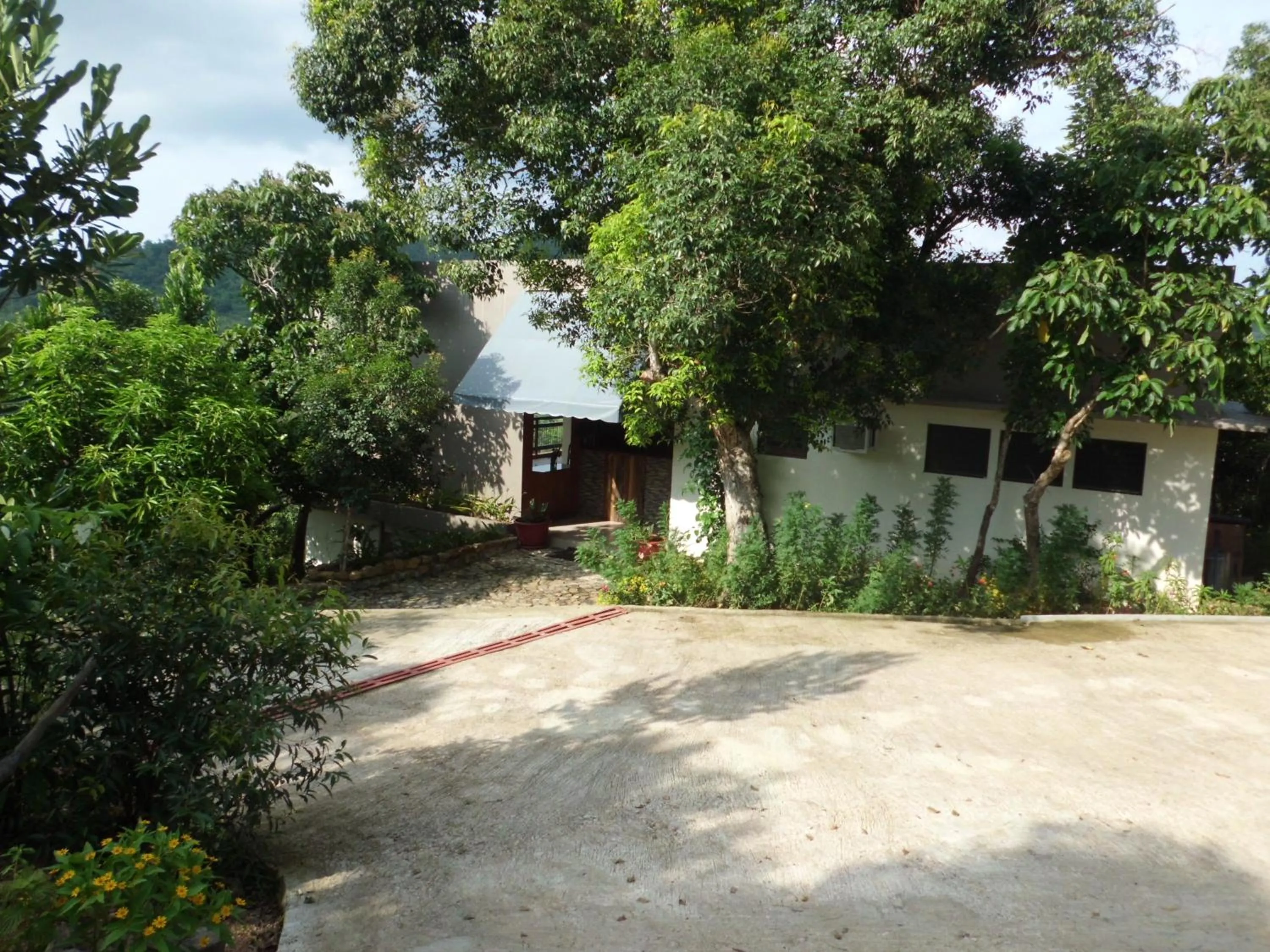 Facade/entrance in The Riverhouse