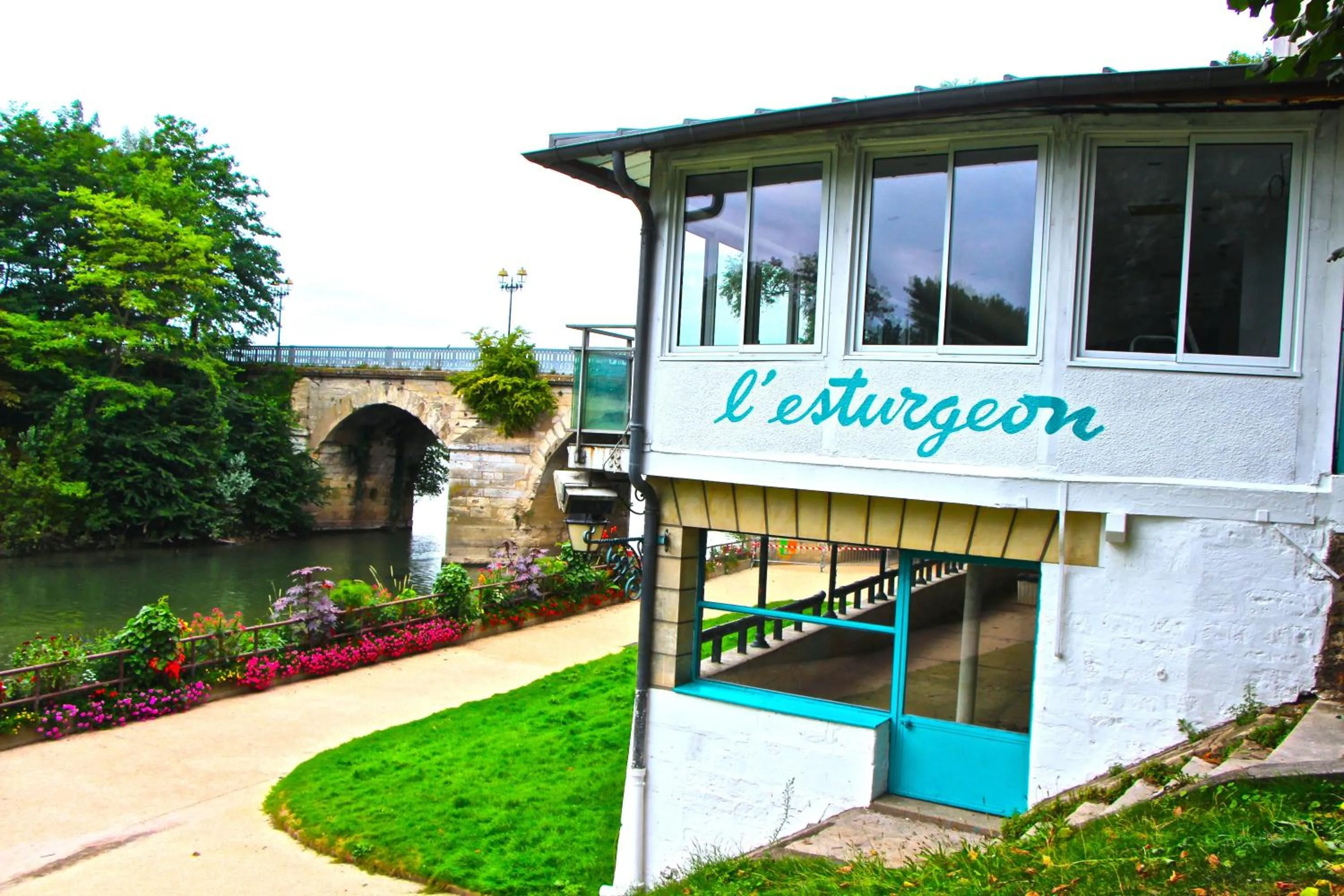 Property building in Hôtel L'Esturgeon