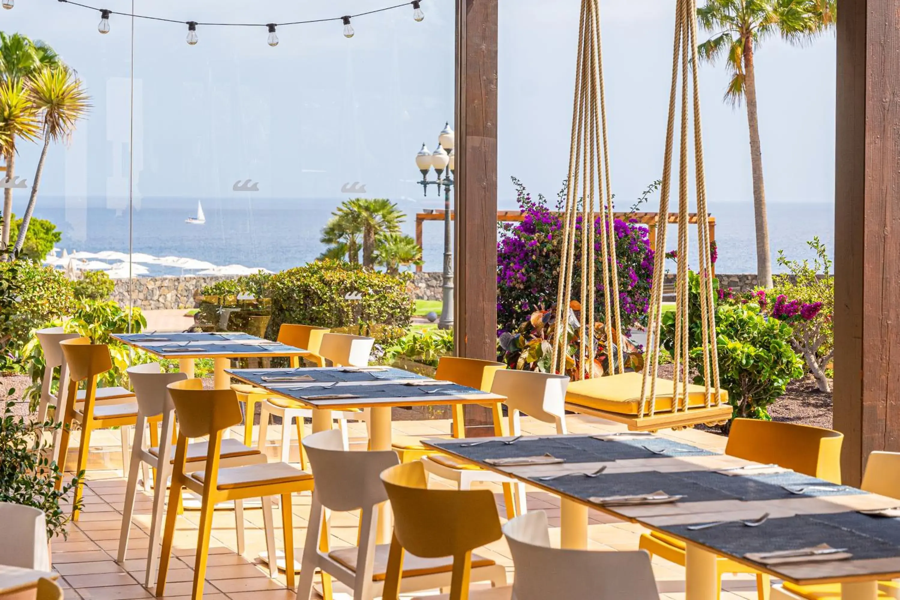 Lounge or bar in Iberostar Waves Gaviotas Park Lounge or bar in Iberostar Waves Gaviotas Park