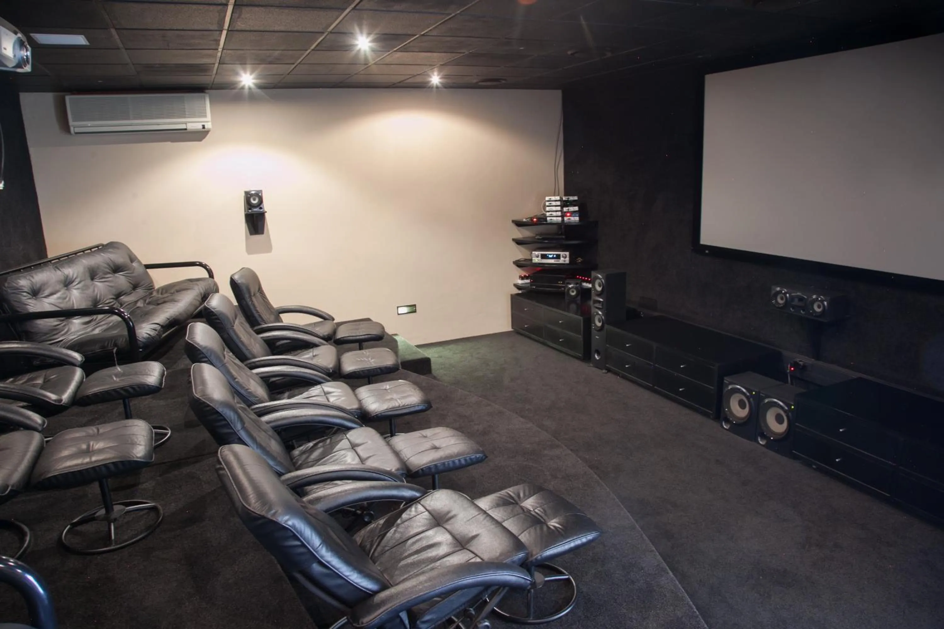 Communal lounge/ TV room in The Links Guest House