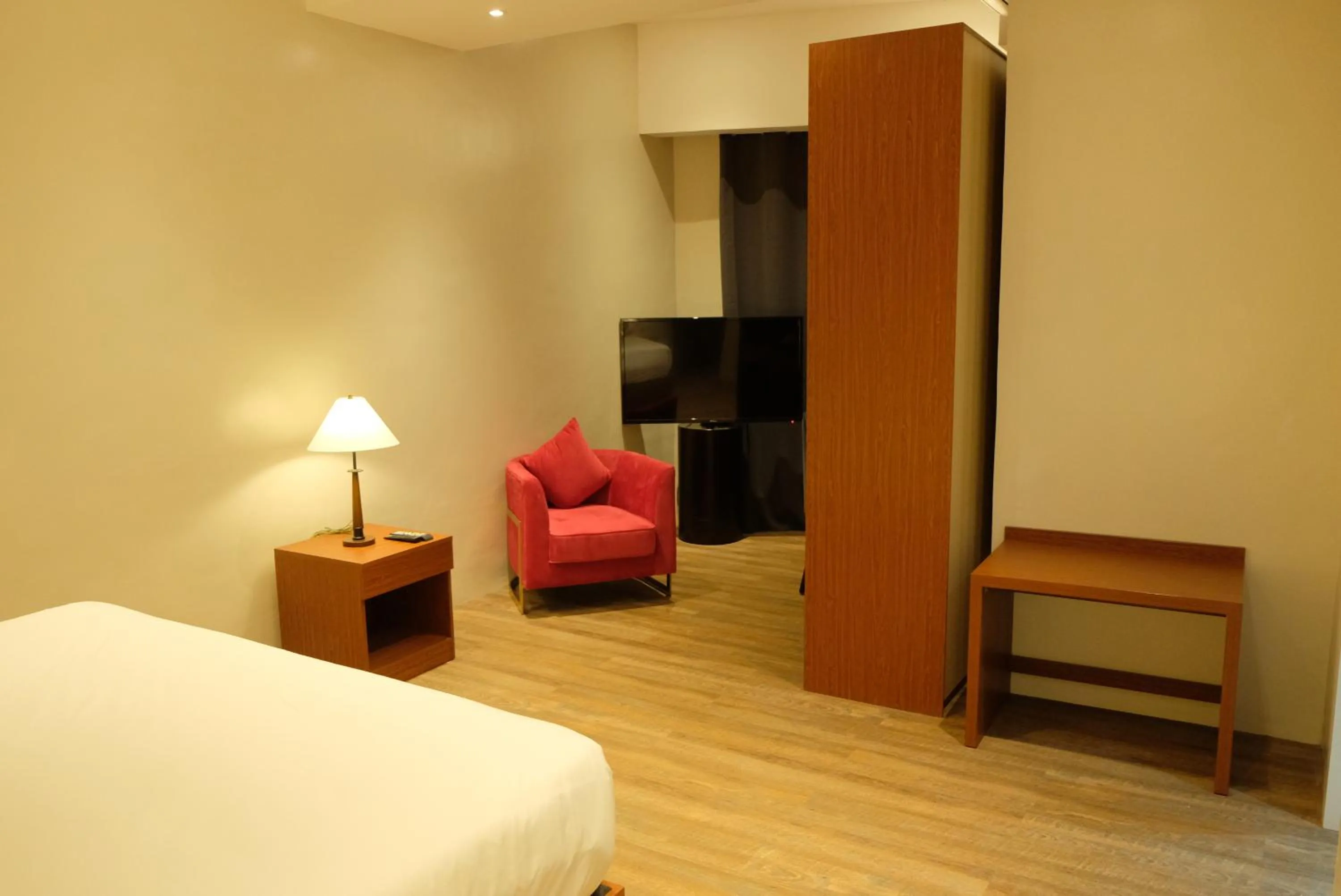 Communal lounge/ TV room, Bed in Villa Isabel Hotel