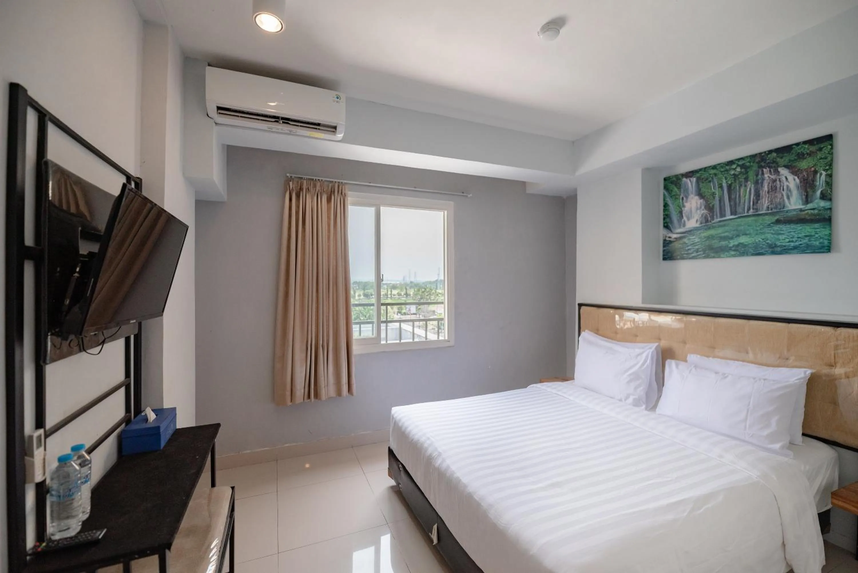 Bedroom, Bed in De La Charis Hotel by Waringin Hospitality