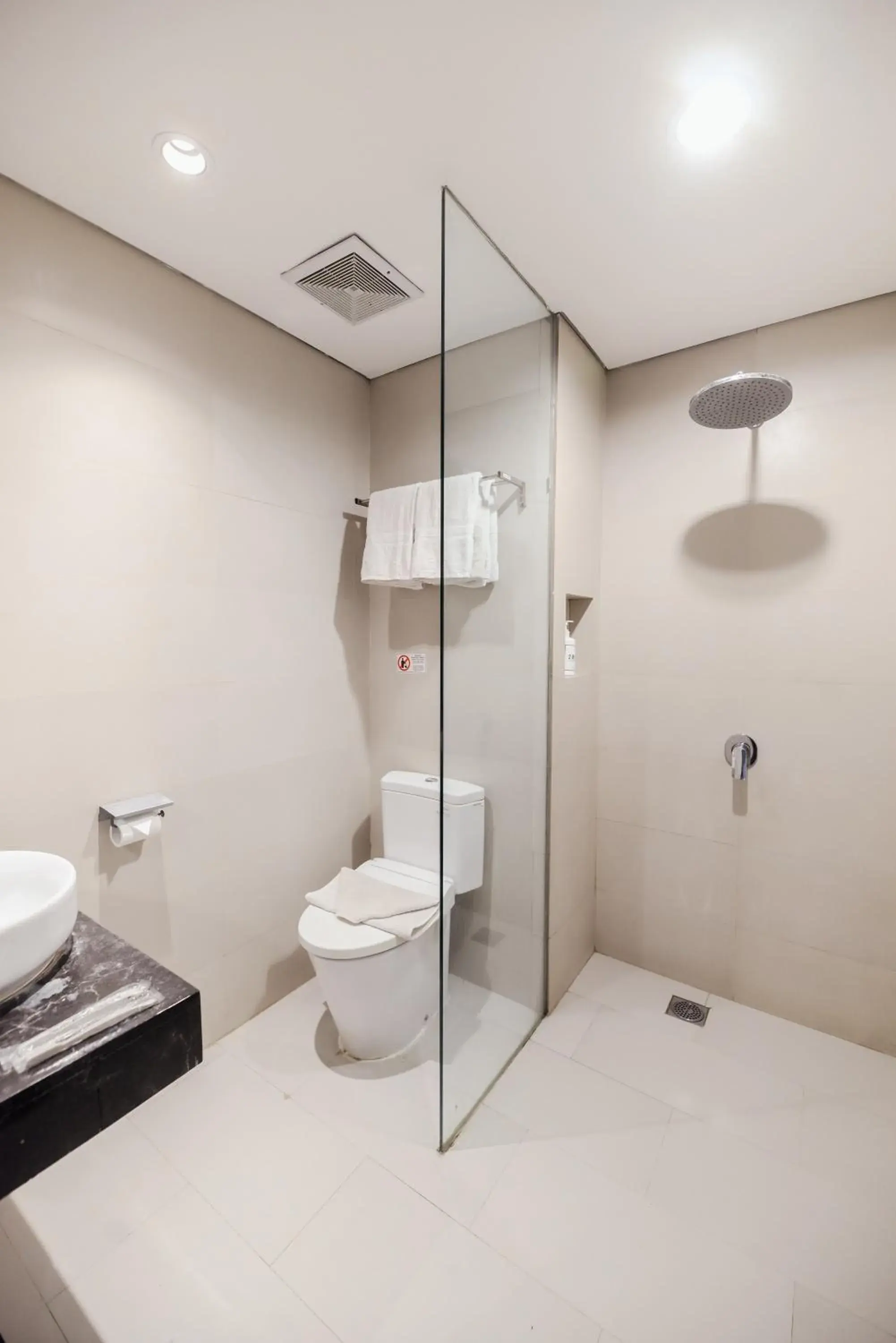 Deluxe Double Room in De La Charis Hotel by Waringin Hospitality Deluxe Double Room in De La Charis Hotel by Waringin Hospitality