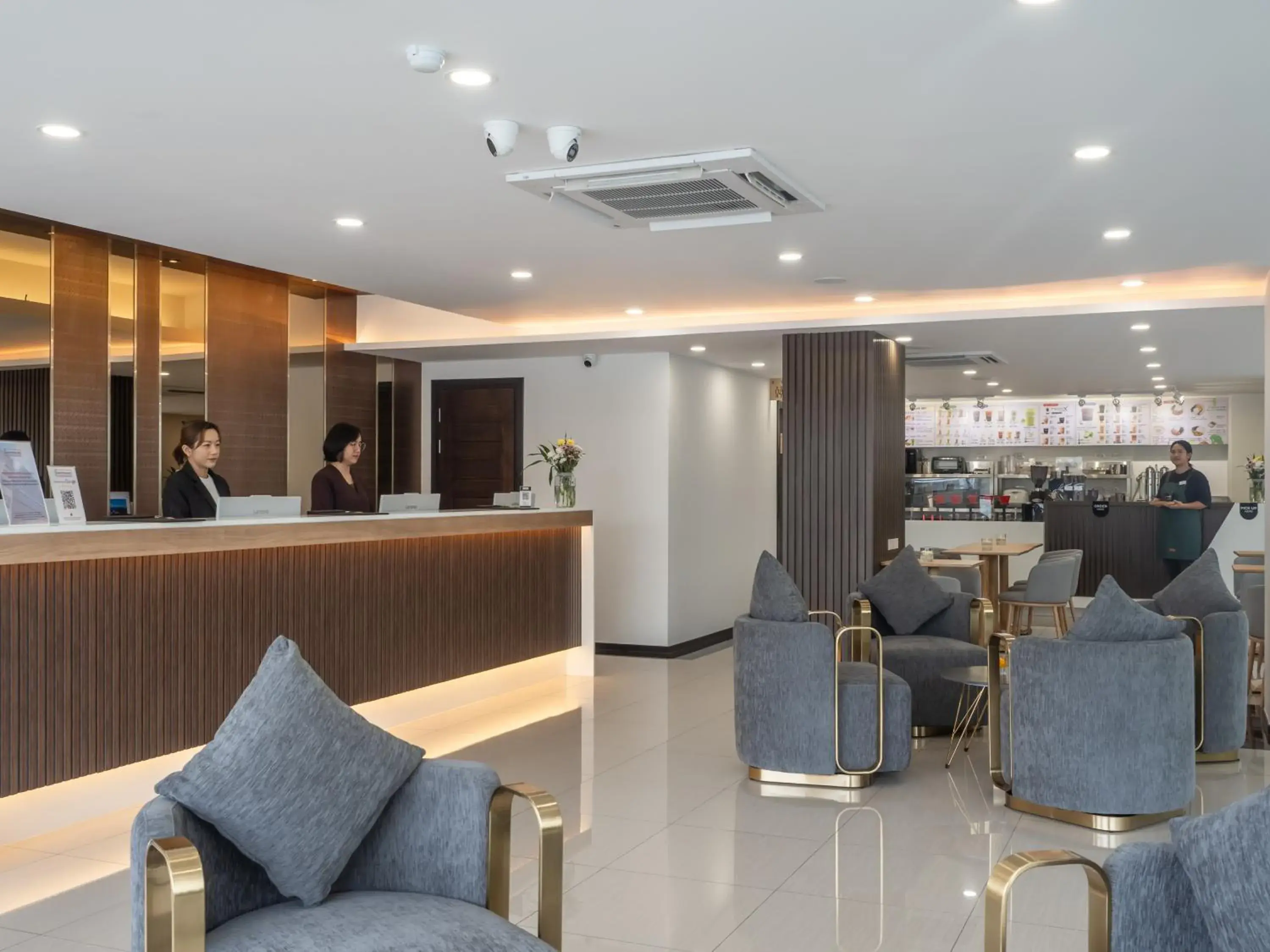 Property building in Samutprakarn Hotel Property building in Samutprakarn Hotel