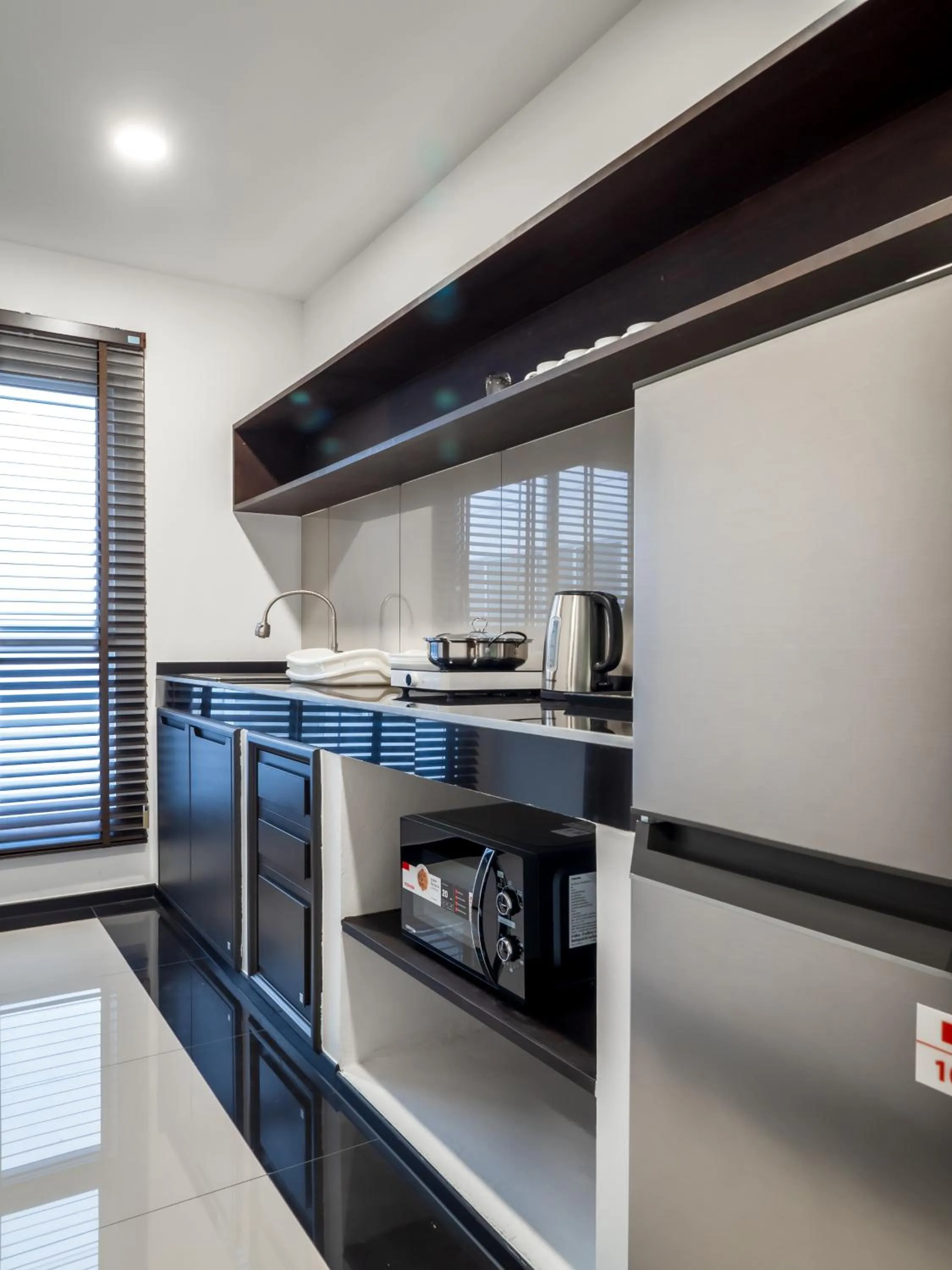 Kitchen or kitchenette in Samutprakarn Hotel